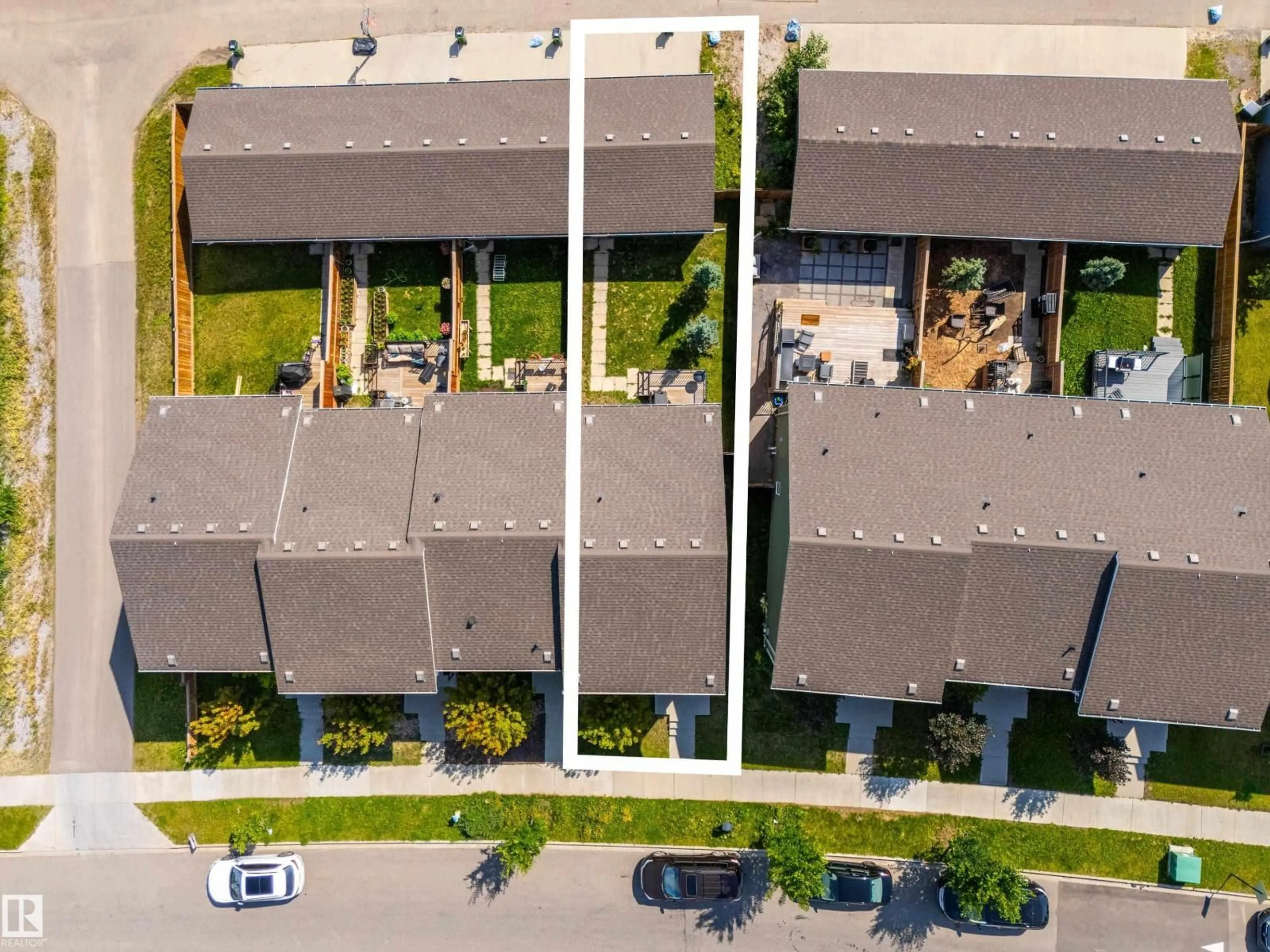 A pic from outside/outdoor area/front of a property/back of a property/a pic from drone, street for 2627 MAPLE WY, Edmonton Alberta T6T2E9