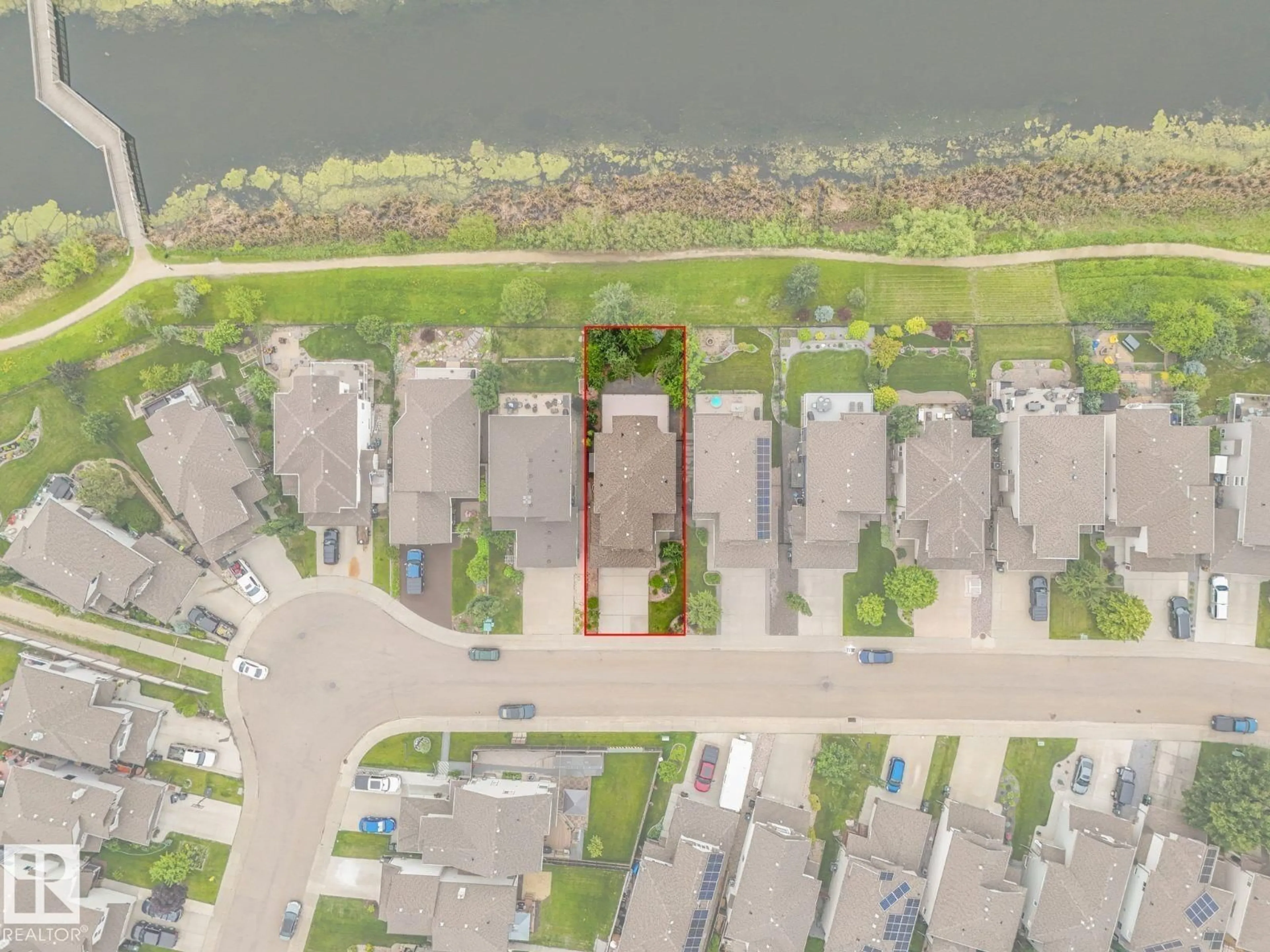 A pic from outside/outdoor area/front of a property/back of a property/a pic from drone, water/lake/river/ocean view for 70 SUMMERCOURT RD, Sherwood Park Alberta T8H2V9
