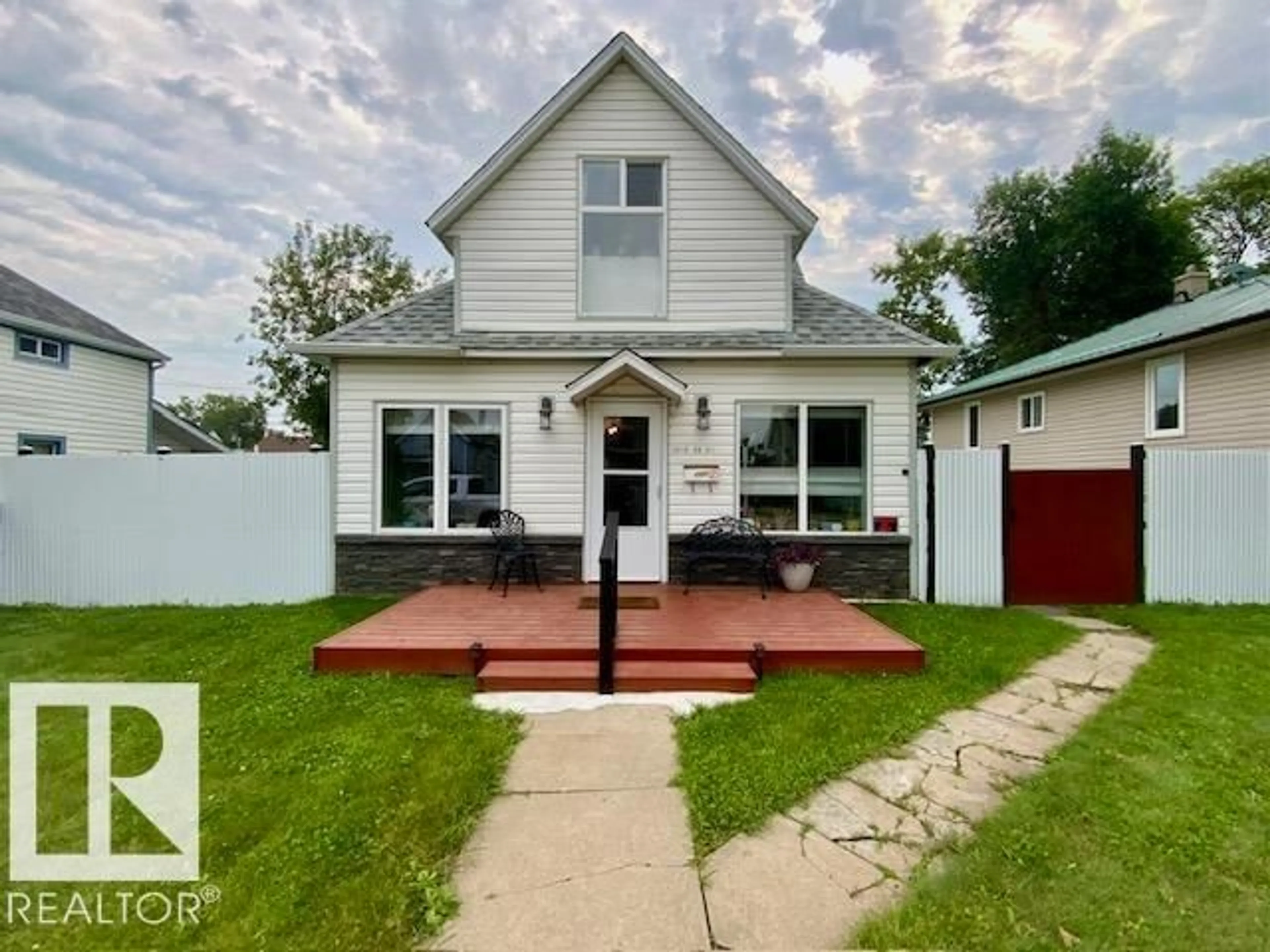 Home with vinyl exterior material, street for 4505 53 ST, Wetaskiwin Alberta T9A1R2