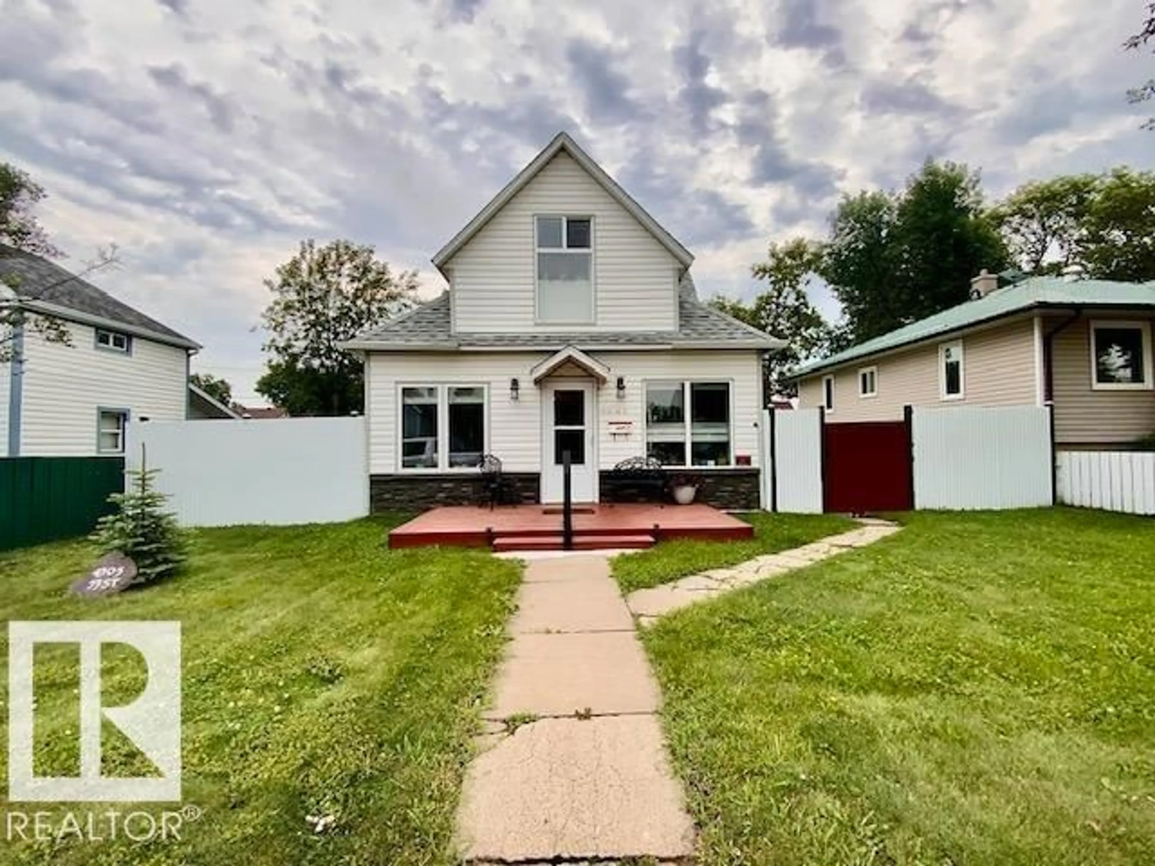 Home with vinyl exterior material, street for 4505 53 ST, Wetaskiwin Alberta T9A1R2