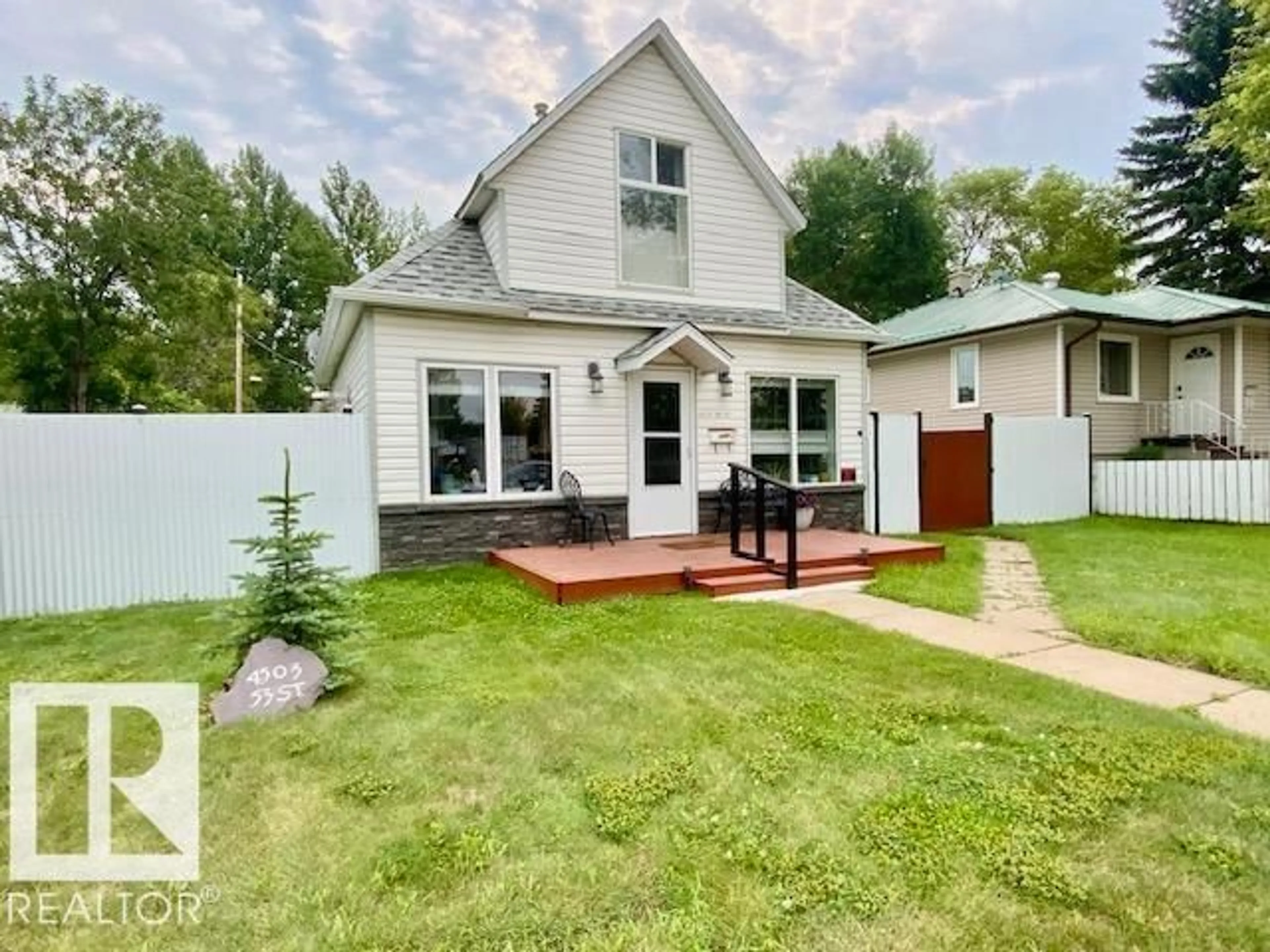 Home with vinyl exterior material, street for 4505 53 ST, Wetaskiwin Alberta T9A1R2