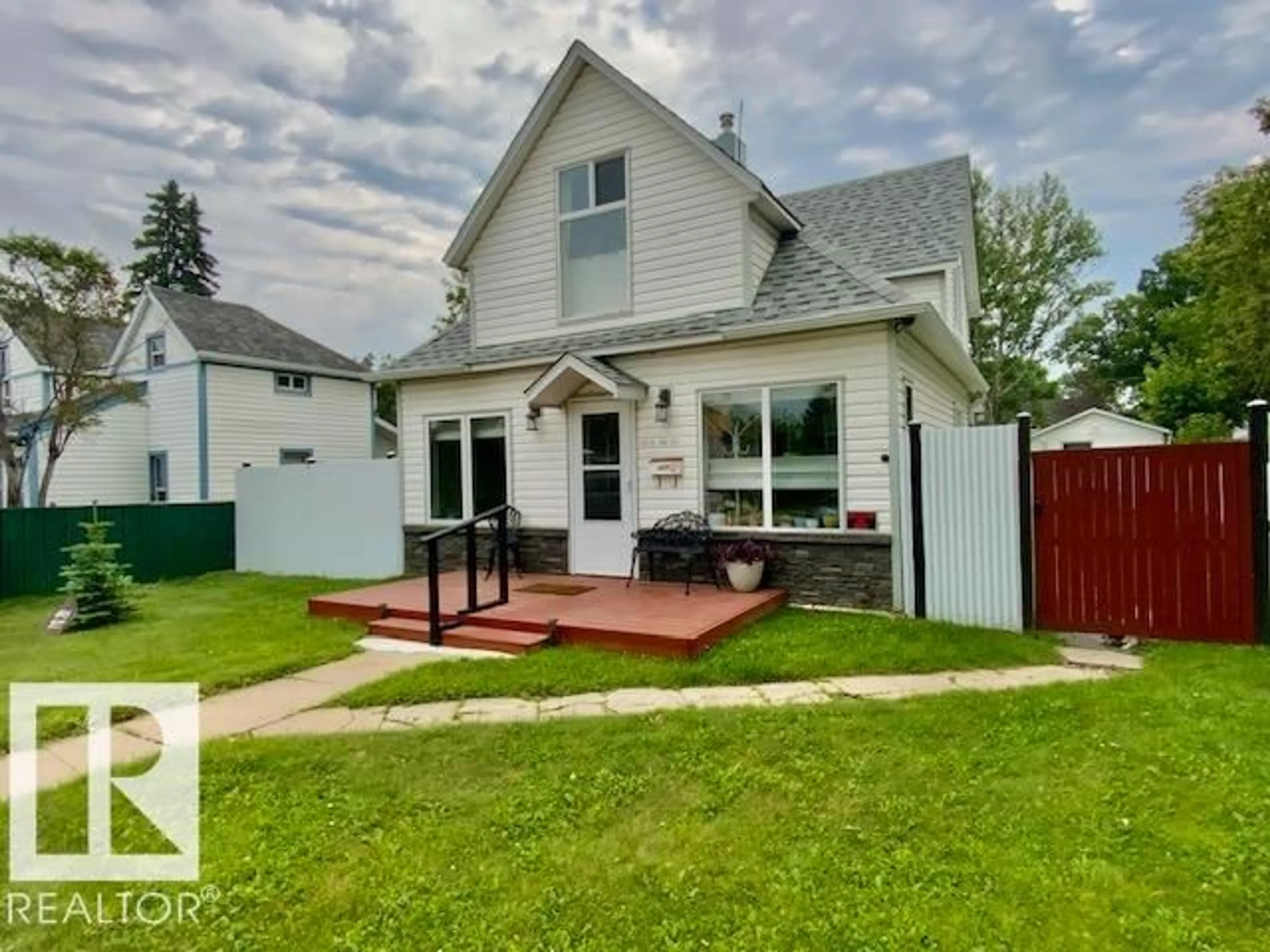 Home with vinyl exterior material, street for 4505 53 ST, Wetaskiwin Alberta T9A1R2