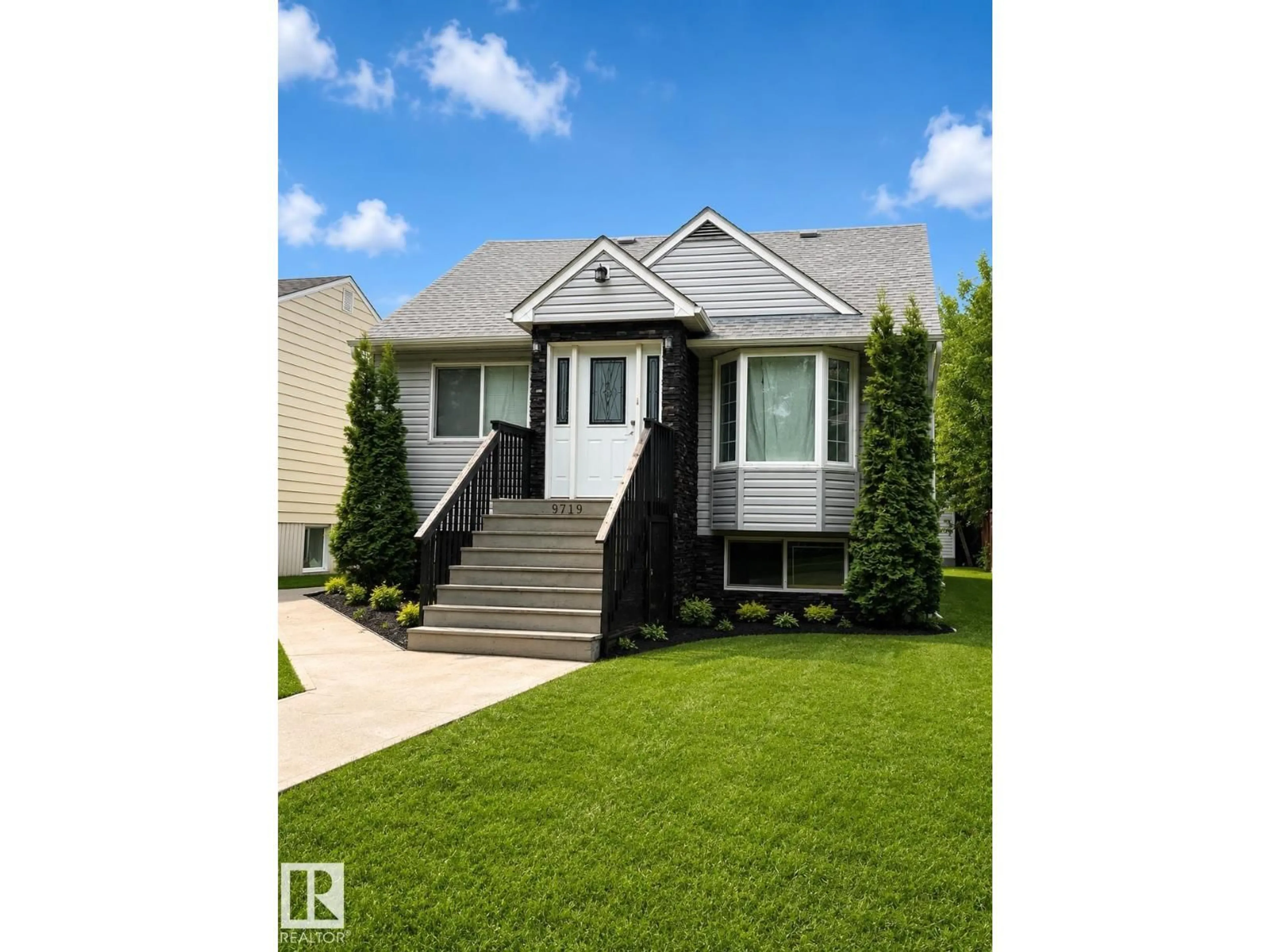 Home with vinyl exterior material, street for 9719 71 AV, Edmonton Alberta T6E0W5