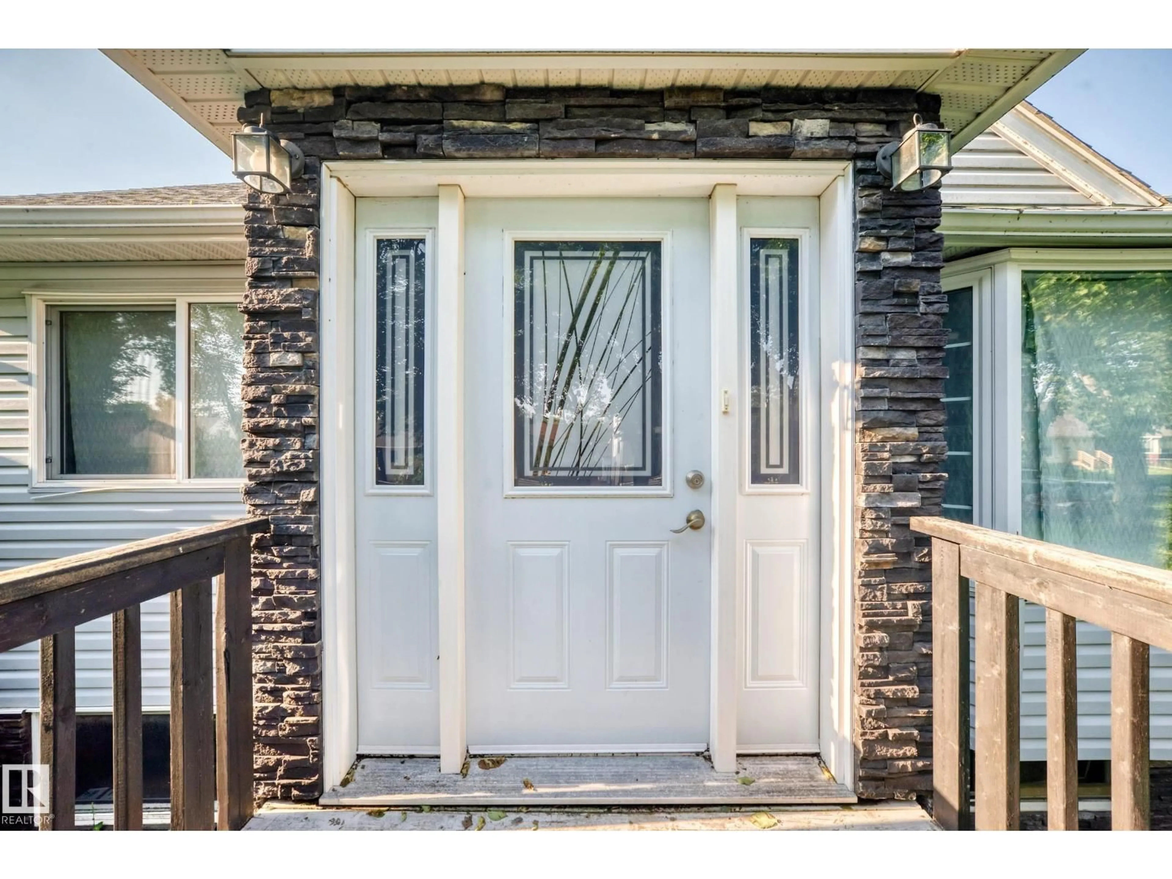 Indoor entryway for 9719 71 AV, Edmonton Alberta T6E0W5