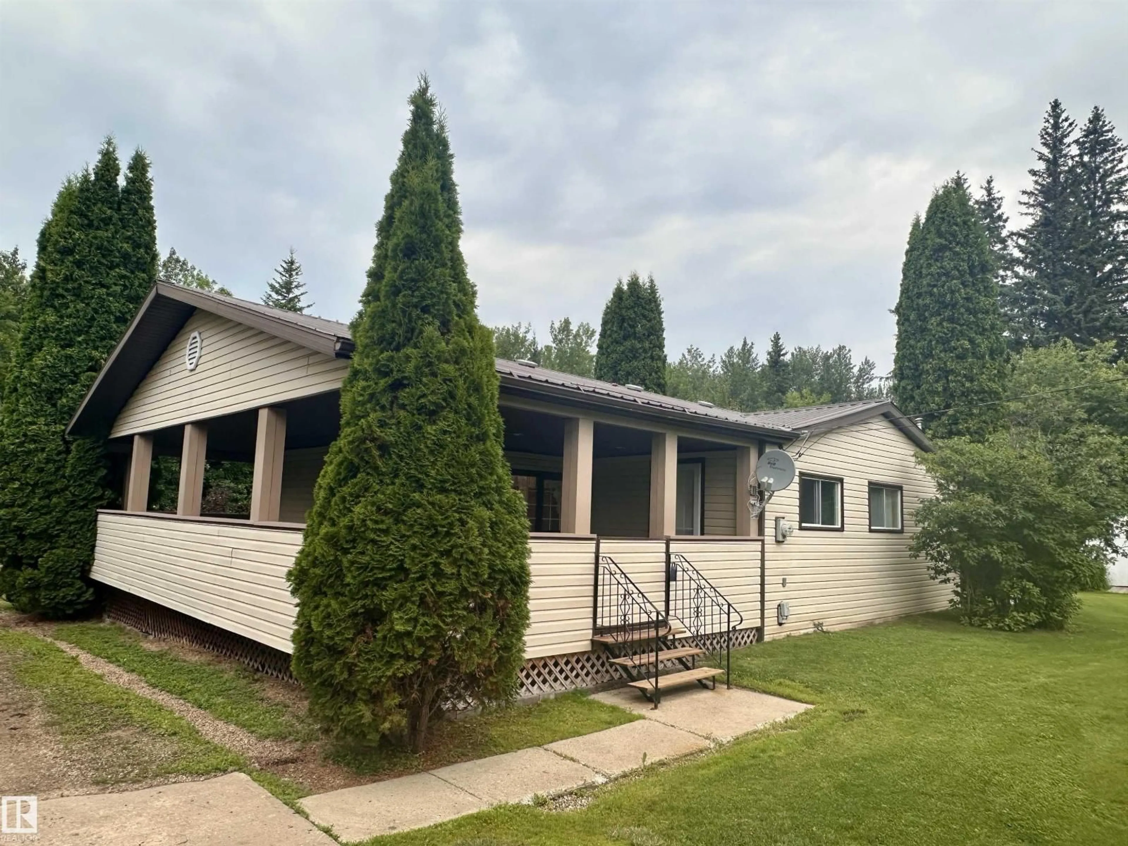 Home with vinyl exterior material, building for 5309 51 ST, Jarvie Alberta T0G1H0