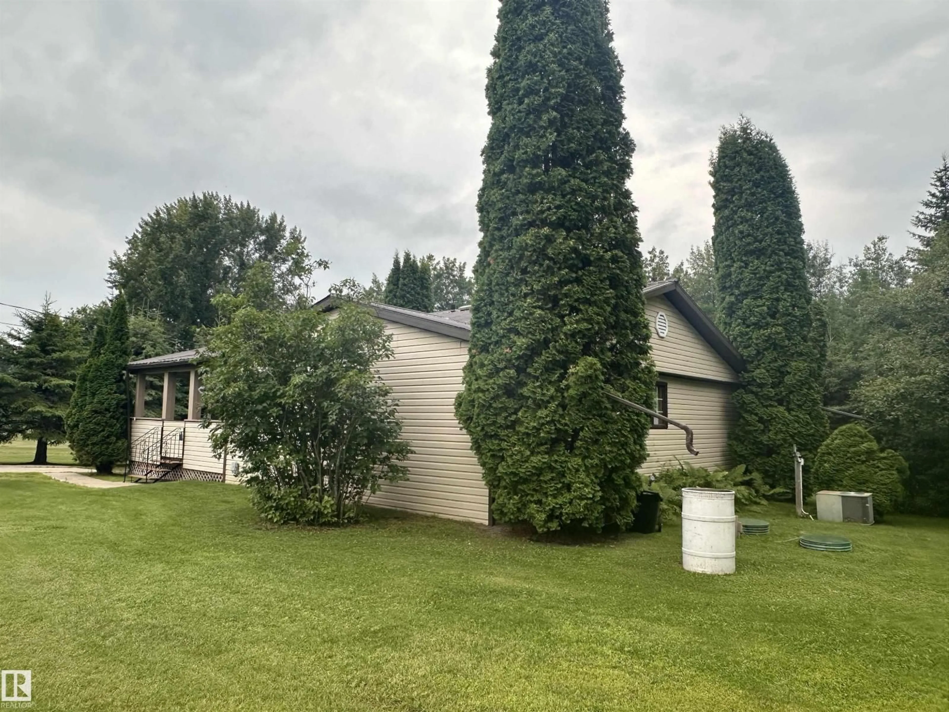 A pic from outside/outdoor area/front of a property/back of a property/a pic from drone, unknown for 5309 51 ST, Jarvie Alberta T0G1H0