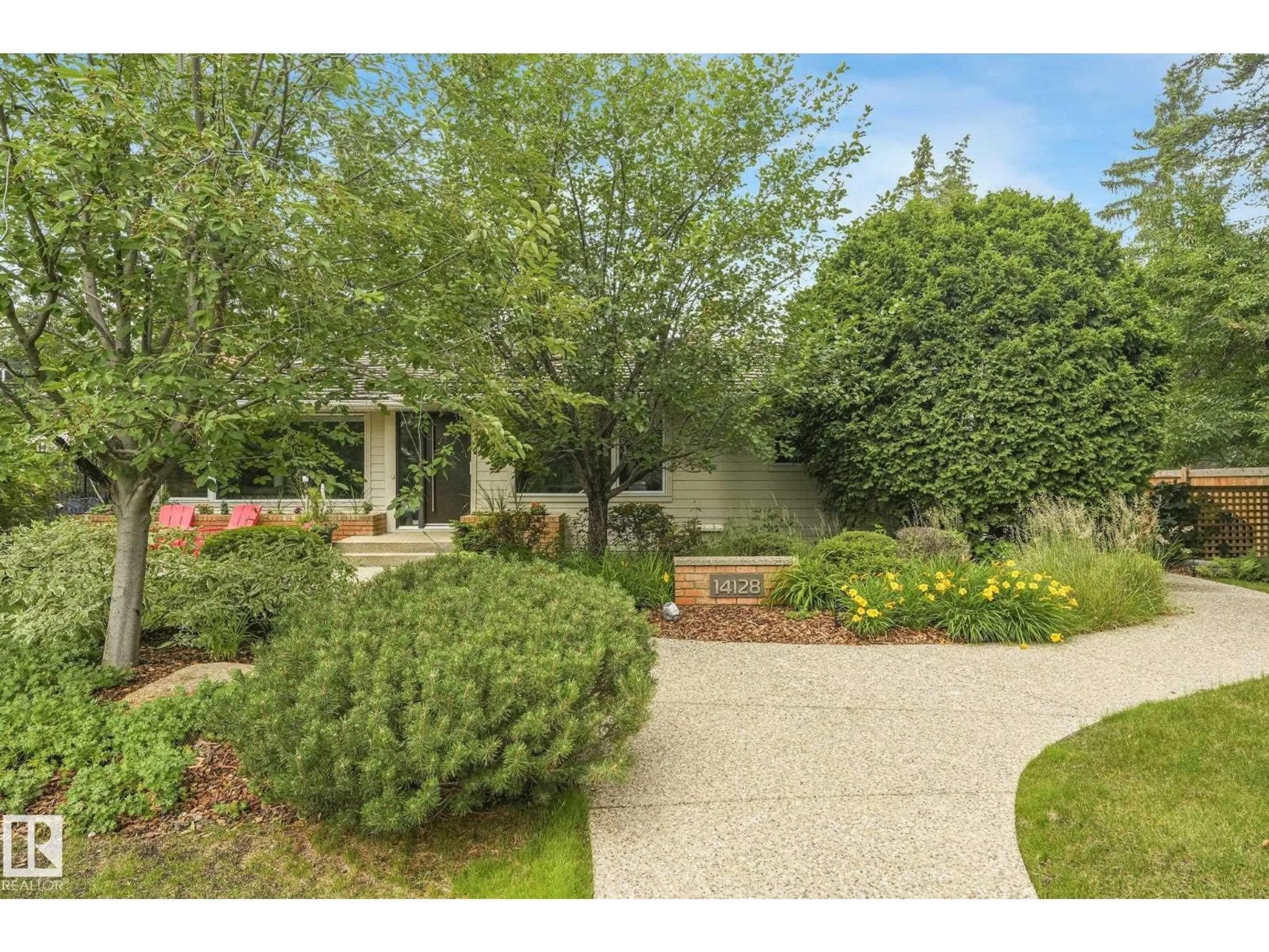 A pic from outside/outdoor area/front of a property/back of a property/a pic from drone, street for 14128 98 AV, Edmonton Alberta T5N0G1
