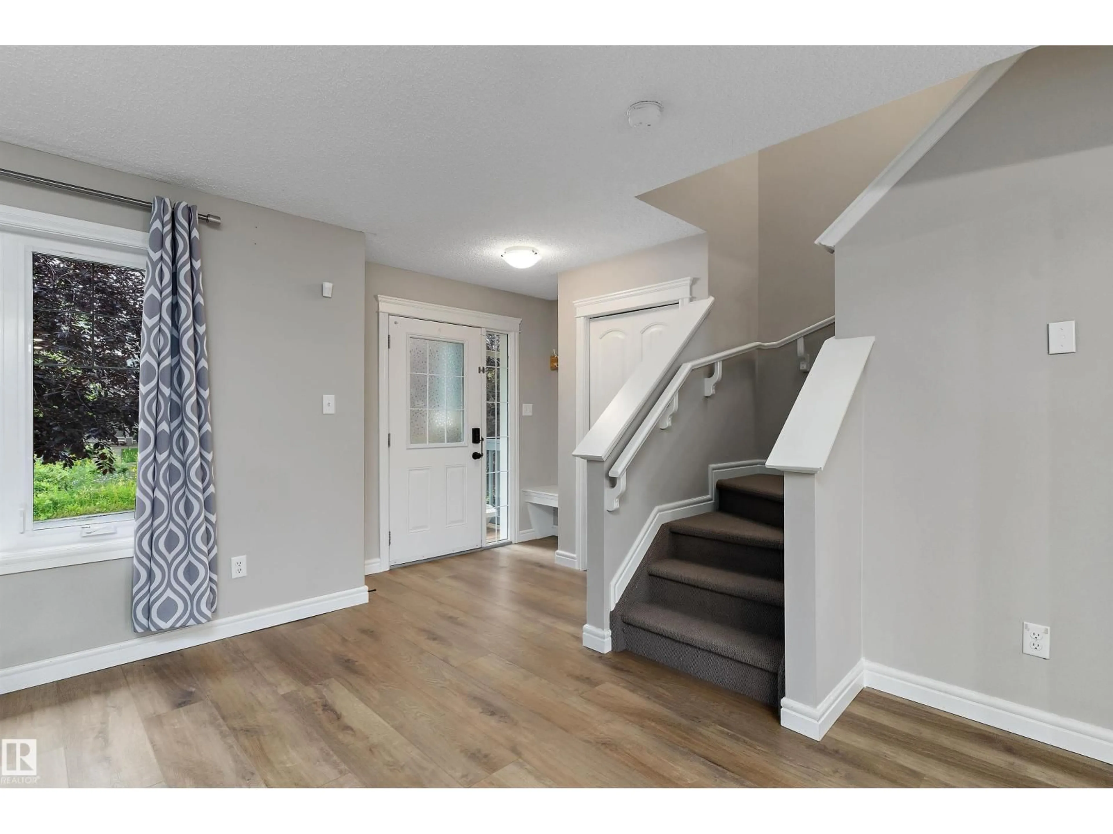 Indoor entryway for 2174 TRUMPETER WY, Edmonton Alberta T5S0K1