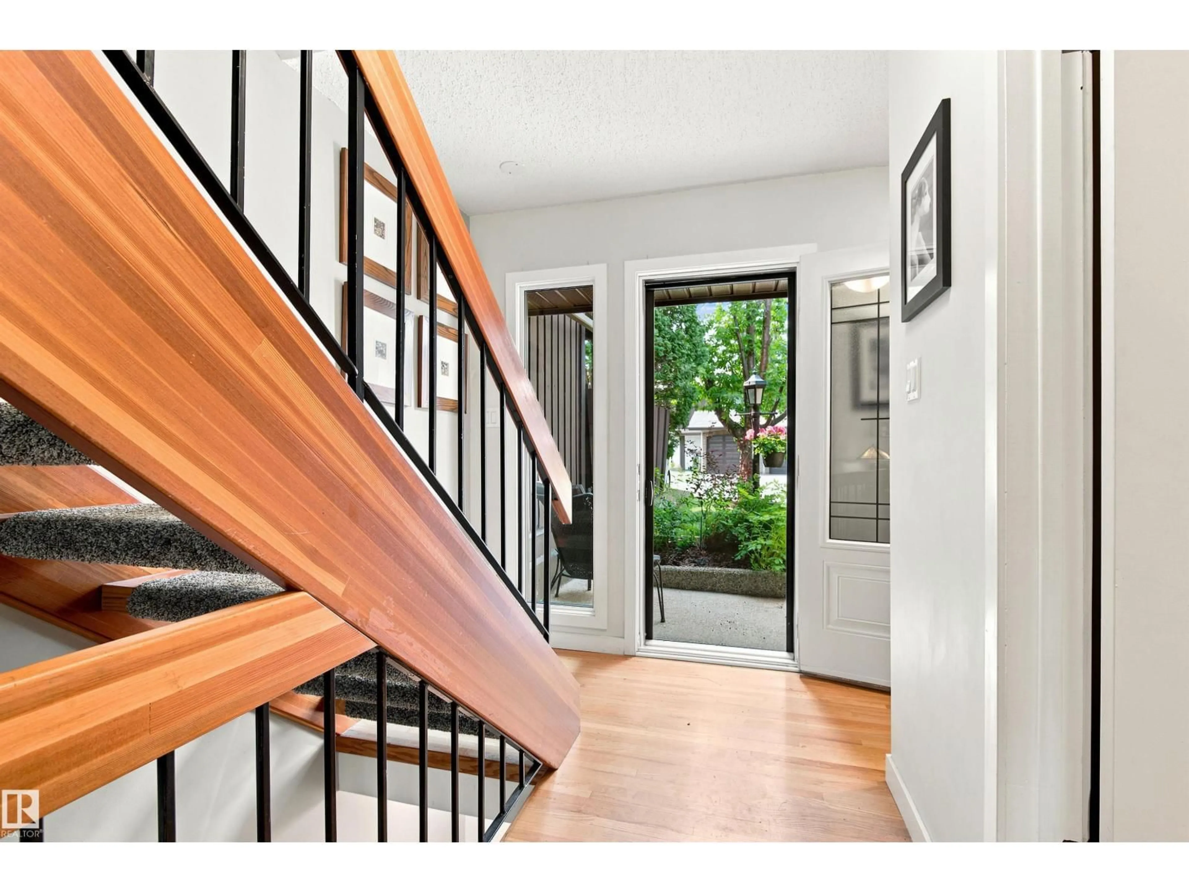 Indoor entryway for 141 HEARTHSTONE NW, Edmonton Alberta T6H5E5
