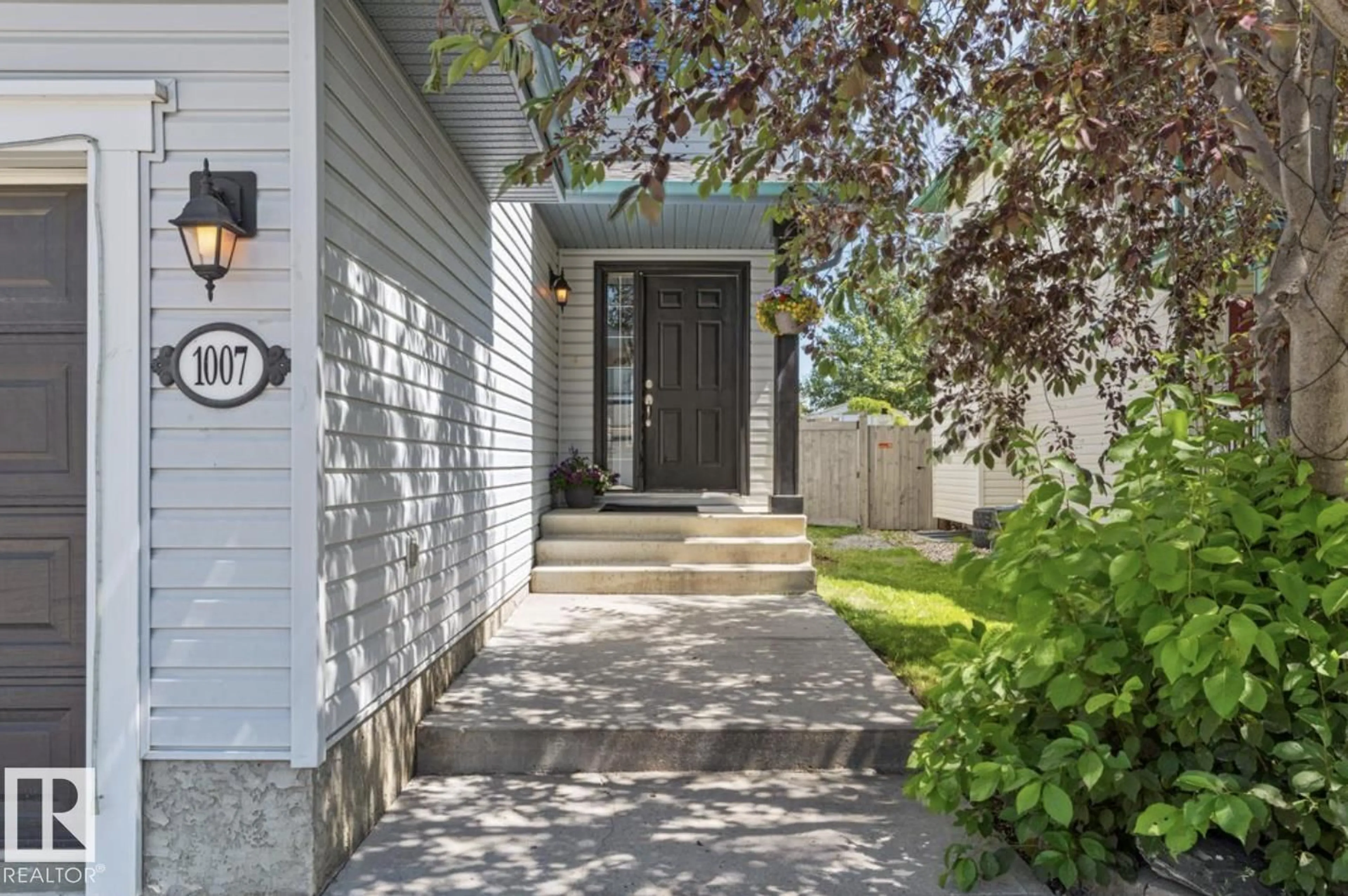 Indoor entryway for 1007 MACEWAN CL, Edmonton Alberta T6W1K2