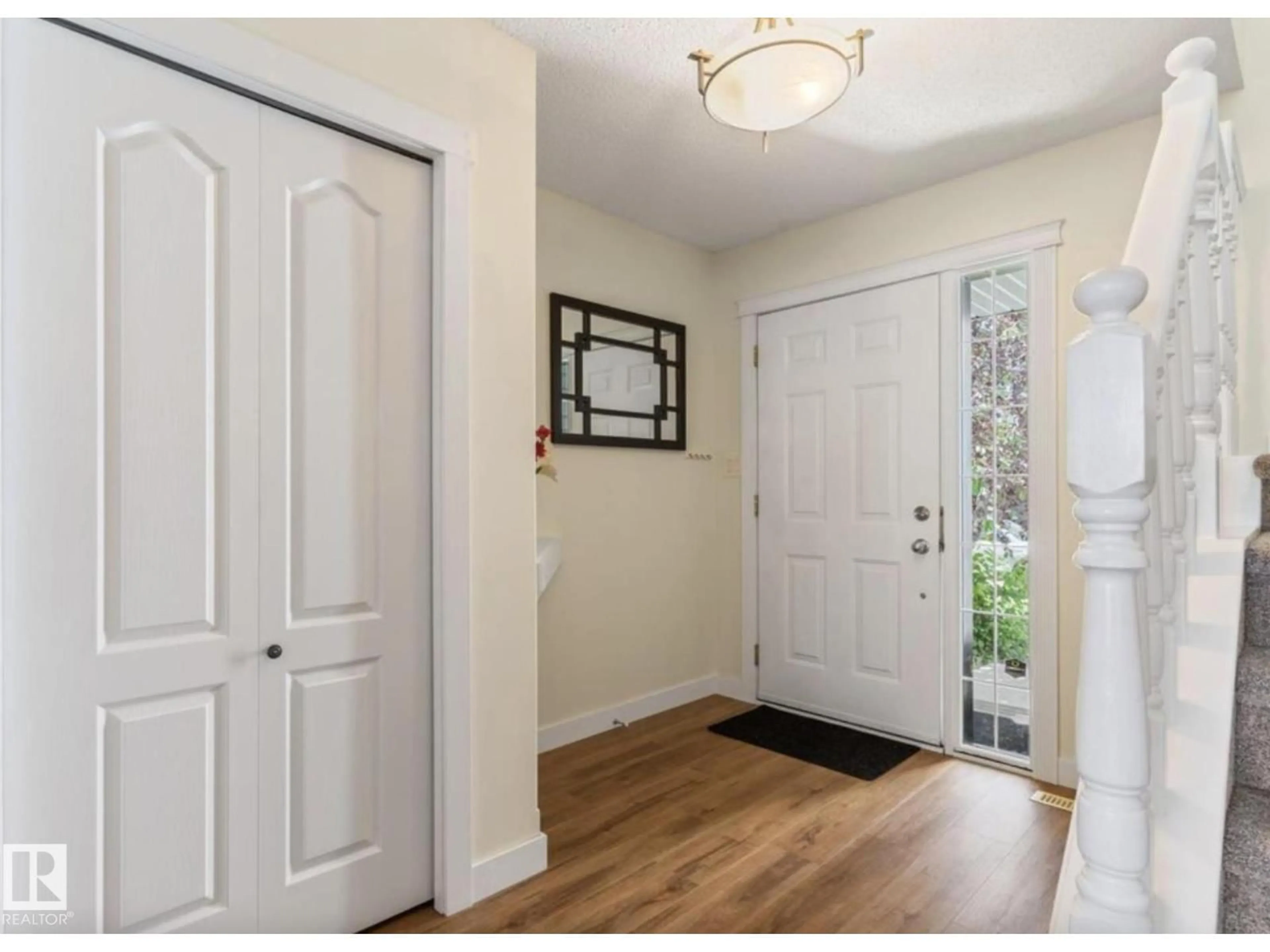 Indoor entryway for 1007 MACEWAN CL, Edmonton Alberta T6W1K2