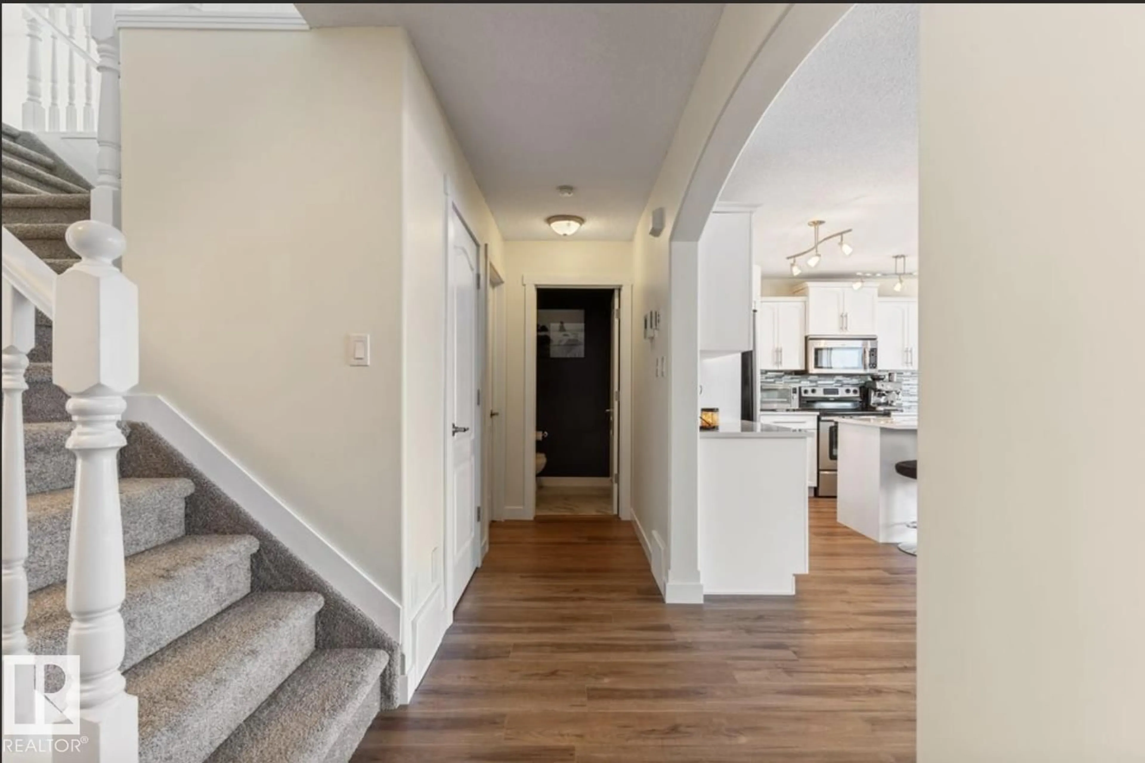 Indoor entryway for 1007 MACEWAN CL, Edmonton Alberta T6W1K2