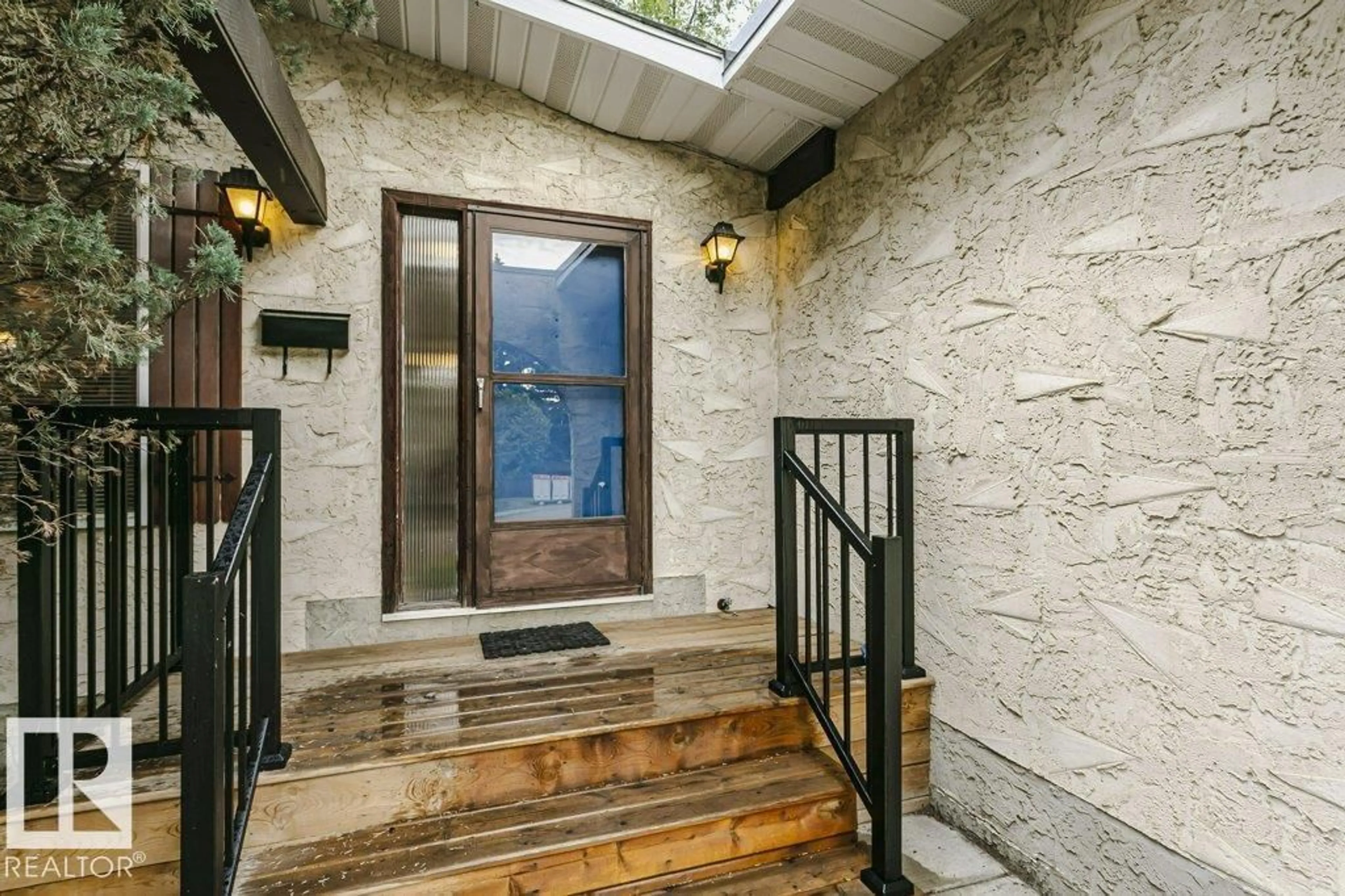 Indoor entryway for NW - 10968 35 AV, Edmonton Alberta T6J2V3