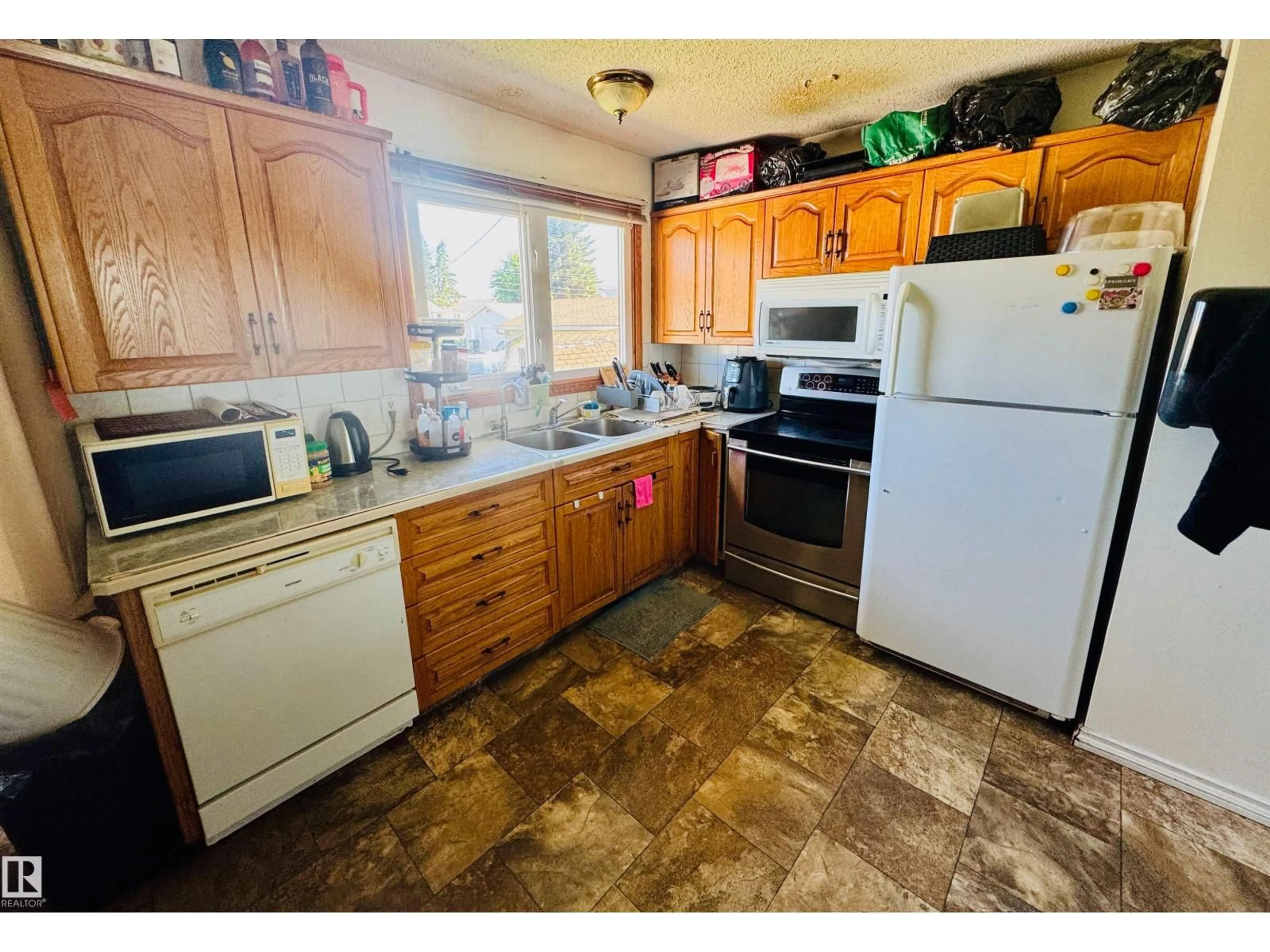 Standard kitchen, ceramic/tile floor for 4210 48 AV, St. Paul Town Alberta T0A3A3