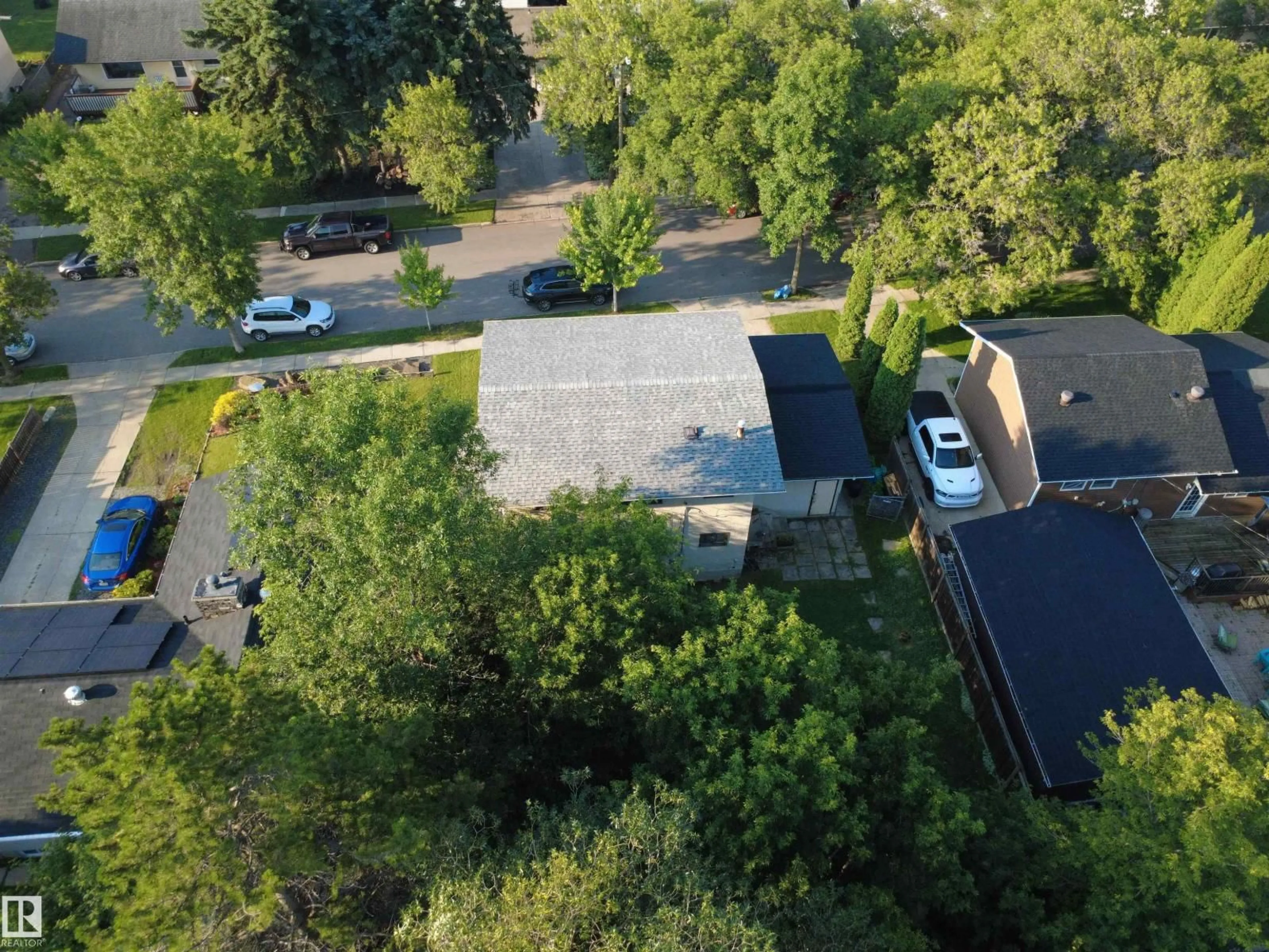 A pic from outside/outdoor area/front of a property/back of a property/a pic from drone, street for 14 GILLIAN CR, St. Albert Alberta T8N0W1
