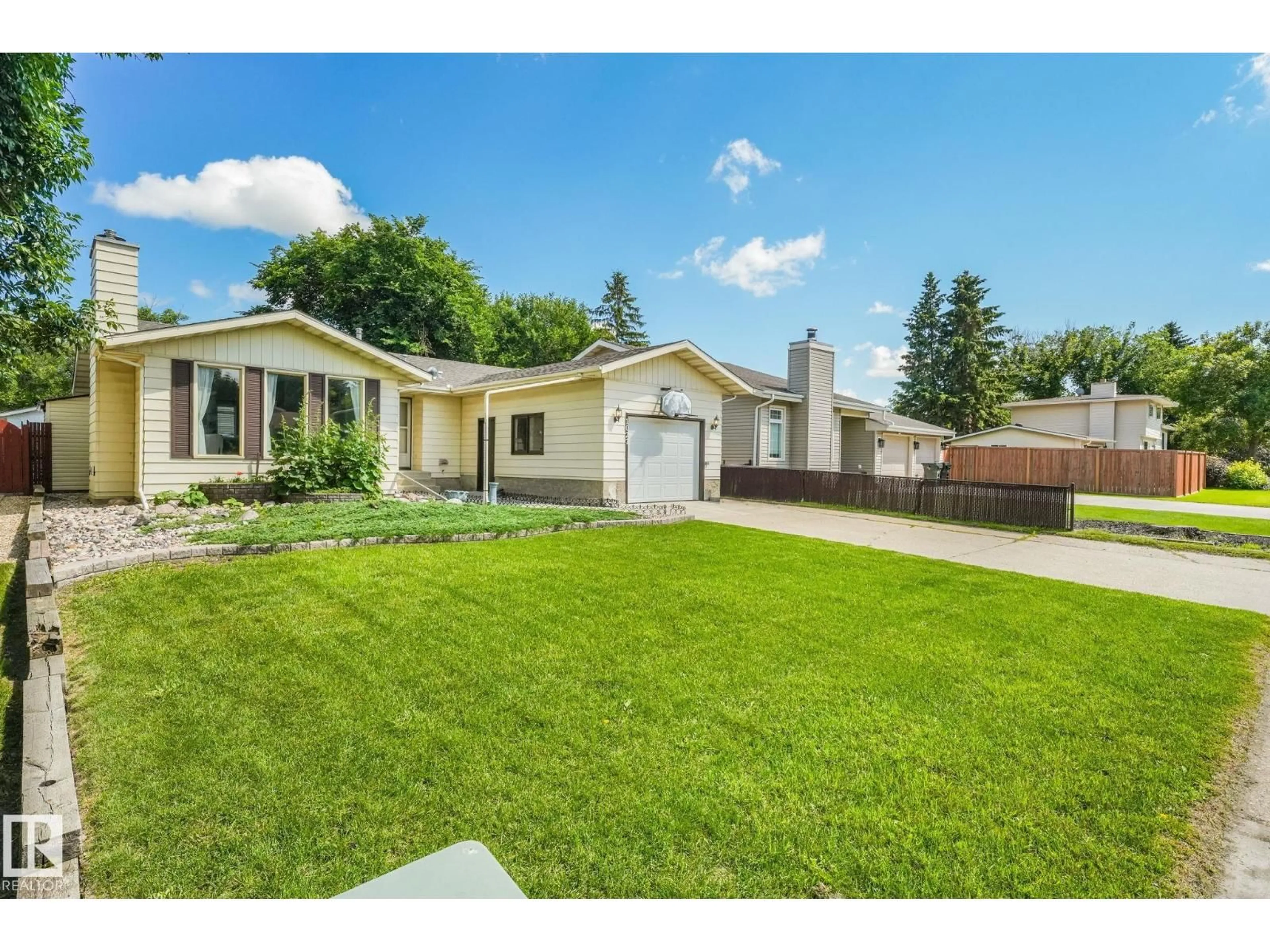 A pic from outside/outdoor area/front of a property/back of a property/a pic from drone, street for 1027 HAYTHORNE RD, Sherwood Park Alberta T8A1B6