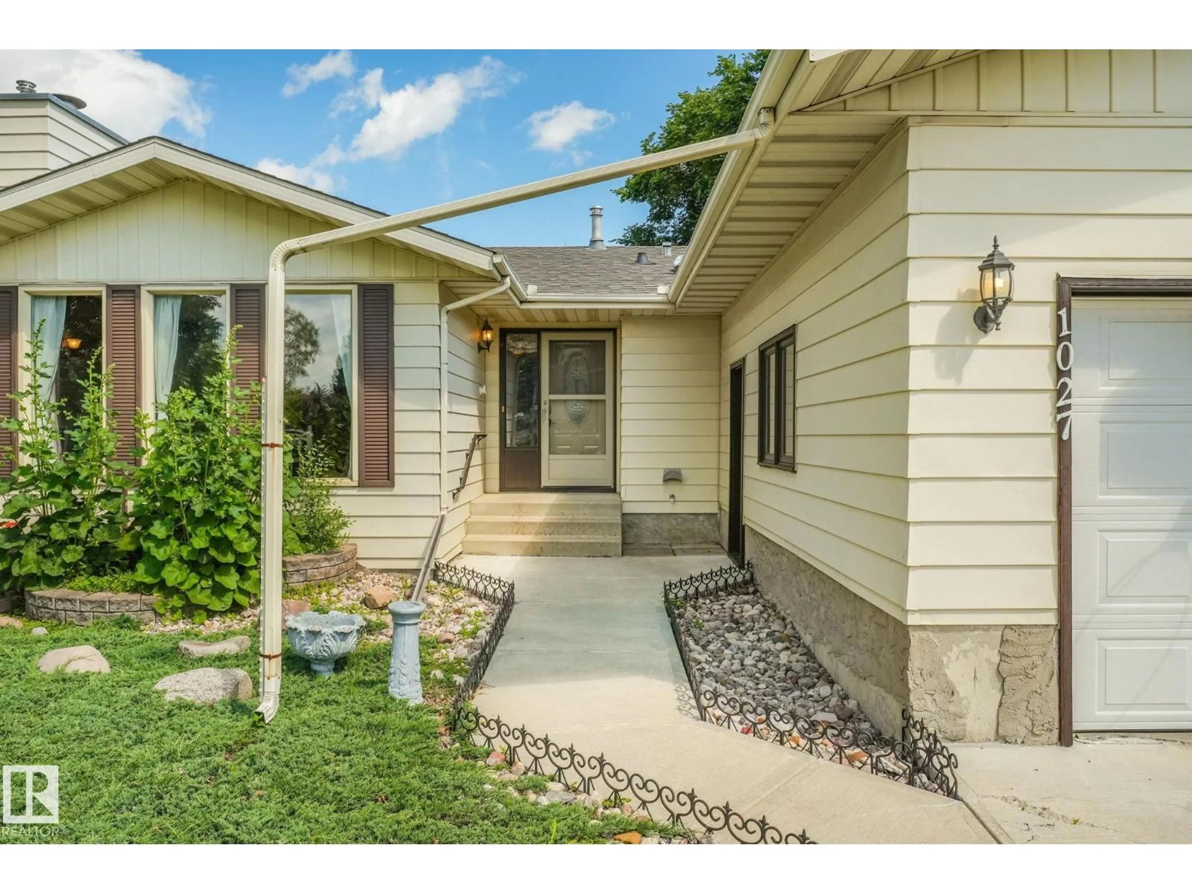 Home with vinyl exterior material, street for 1027 HAYTHORNE RD, Sherwood Park Alberta T8A1B6