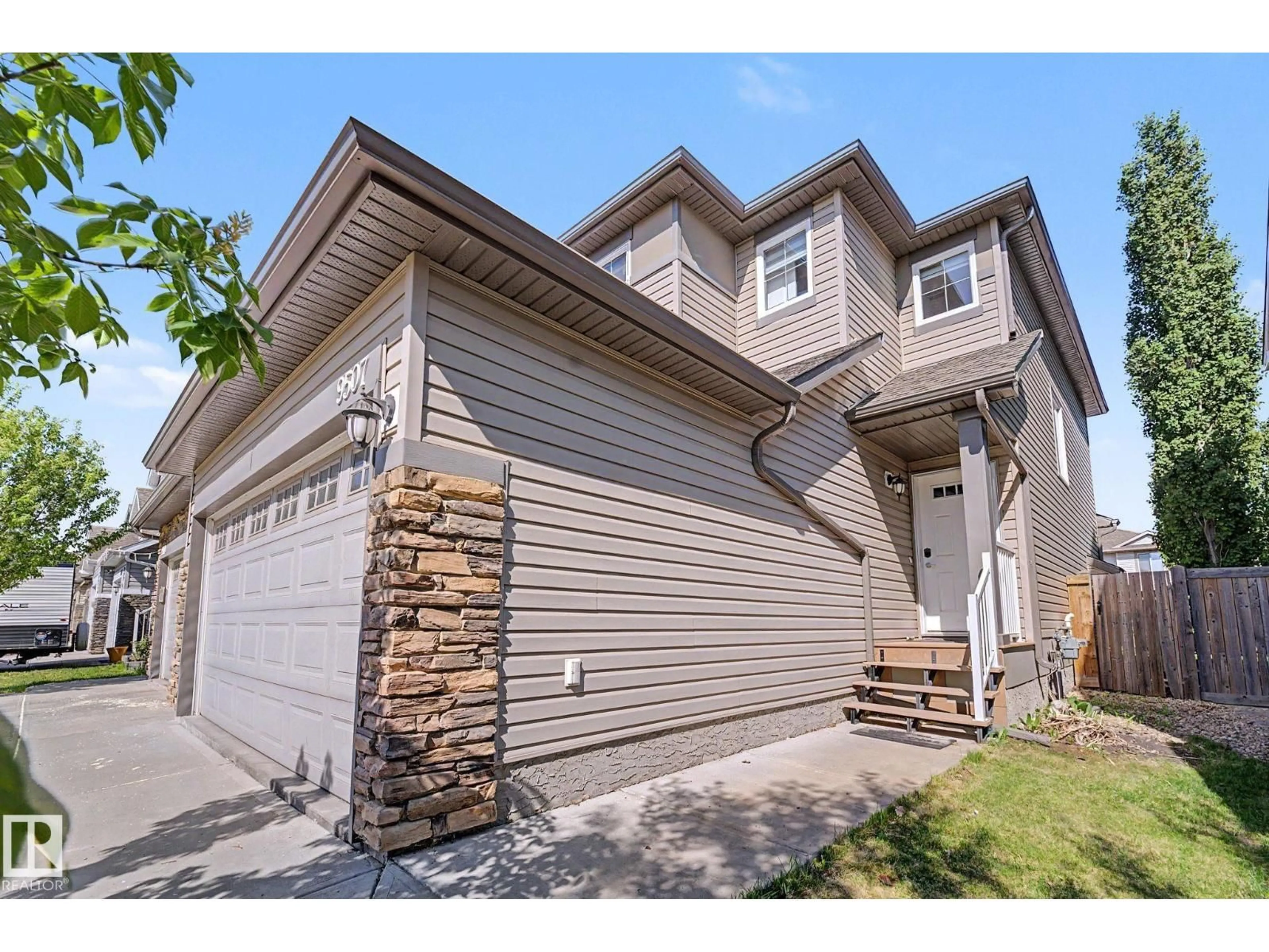 Home with vinyl exterior material, street for 9507 SIMPSON CT, Edmonton Alberta T6R0T8