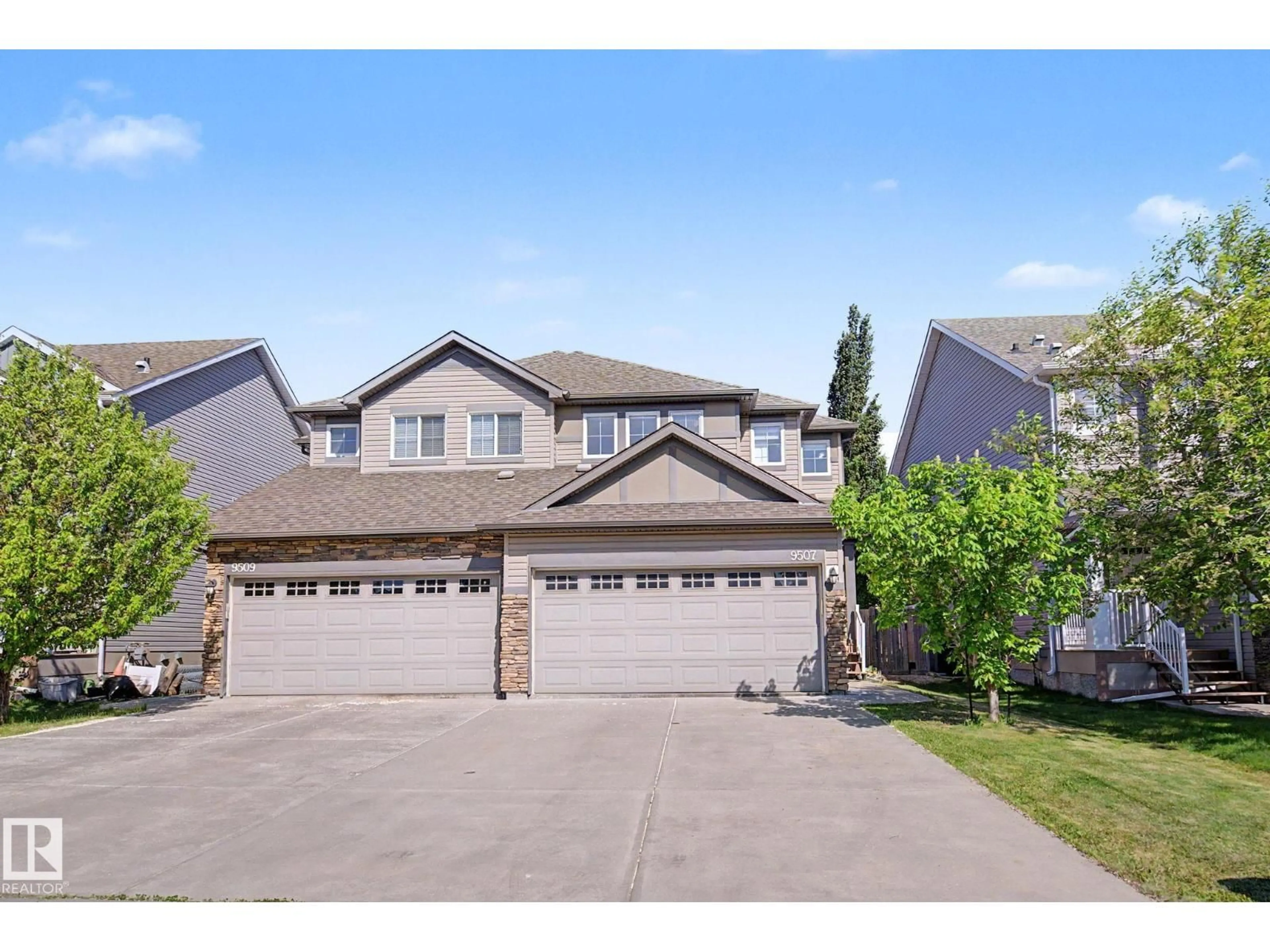 A pic from outside/outdoor area/front of a property/back of a property/a pic from drone, street for 9507 SIMPSON CT, Edmonton Alberta T6R0T8