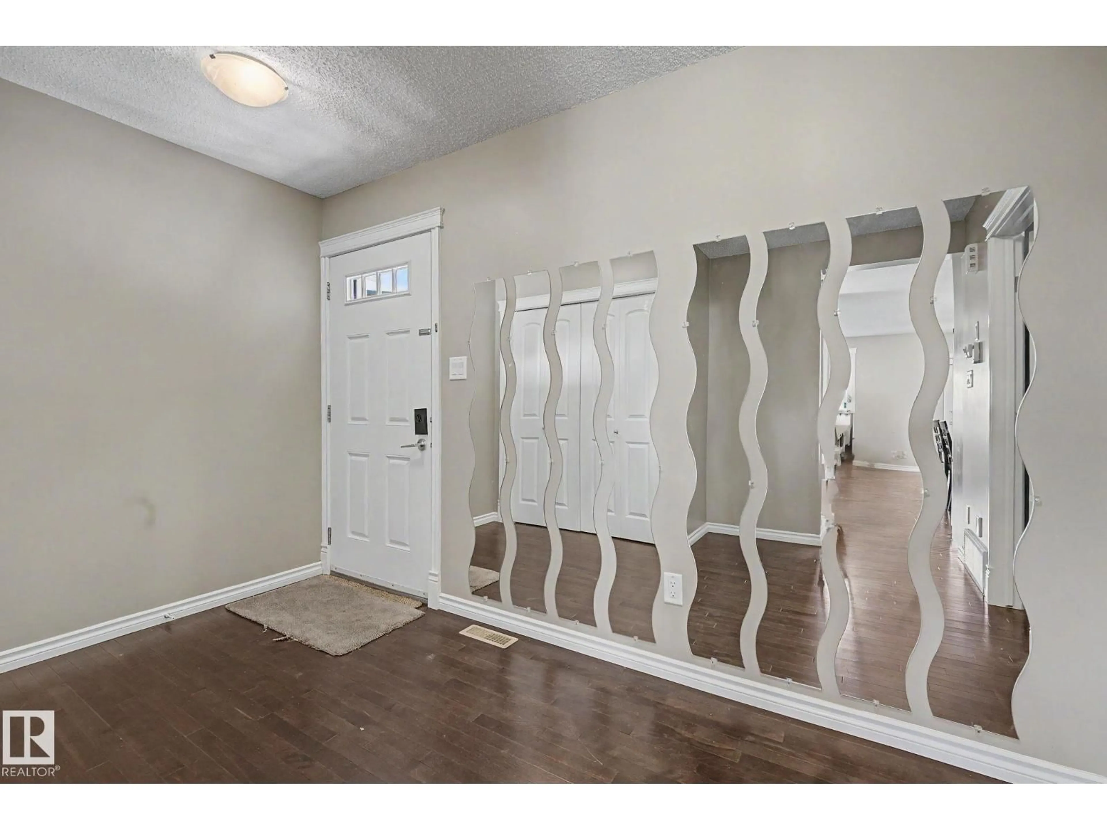 Indoor entryway for 9507 SIMPSON CT, Edmonton Alberta T6R0T8