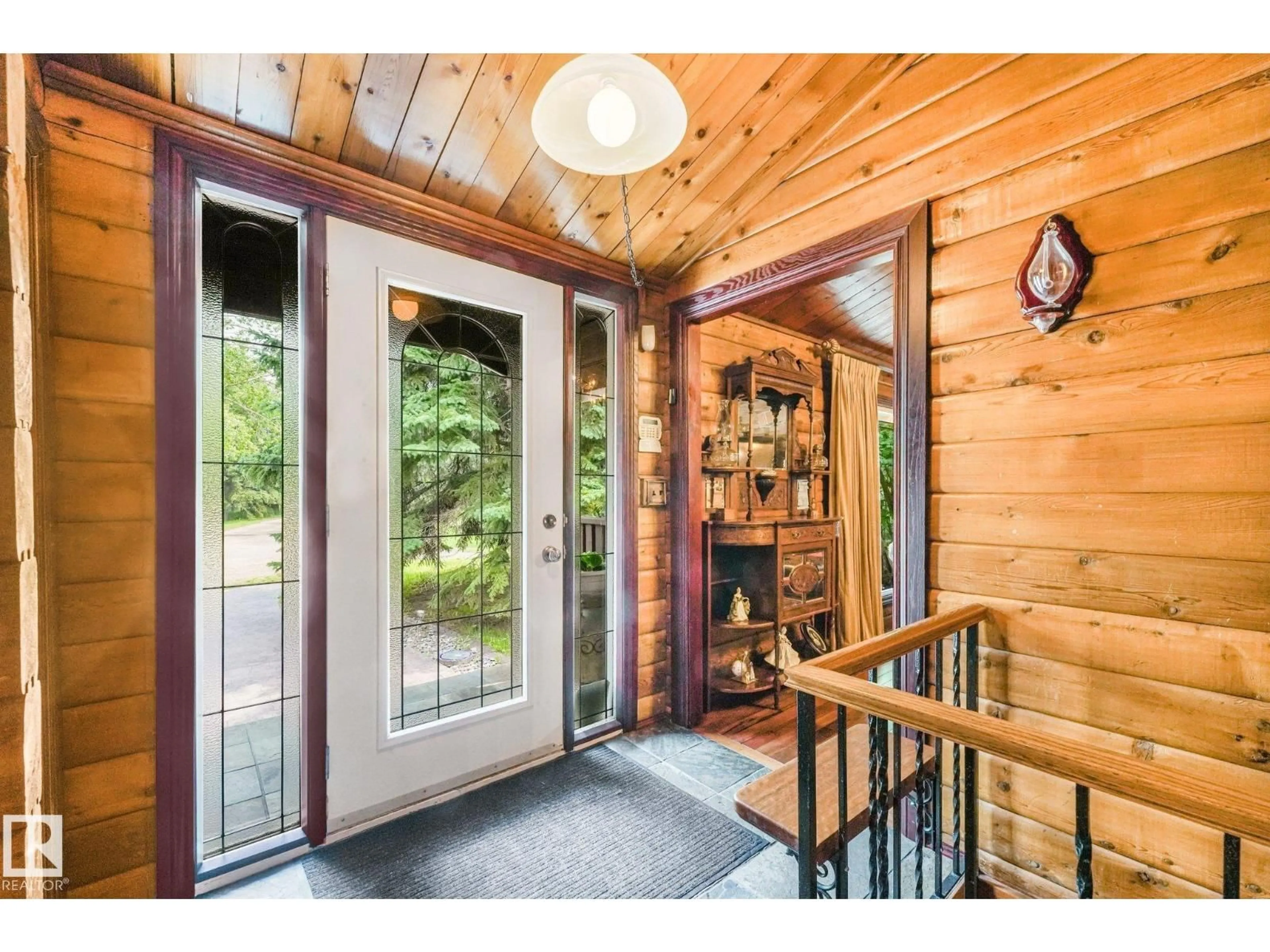Indoor entryway for 22560 - 290 WYE RD, Rural Strathcona County Alberta T8A4T6