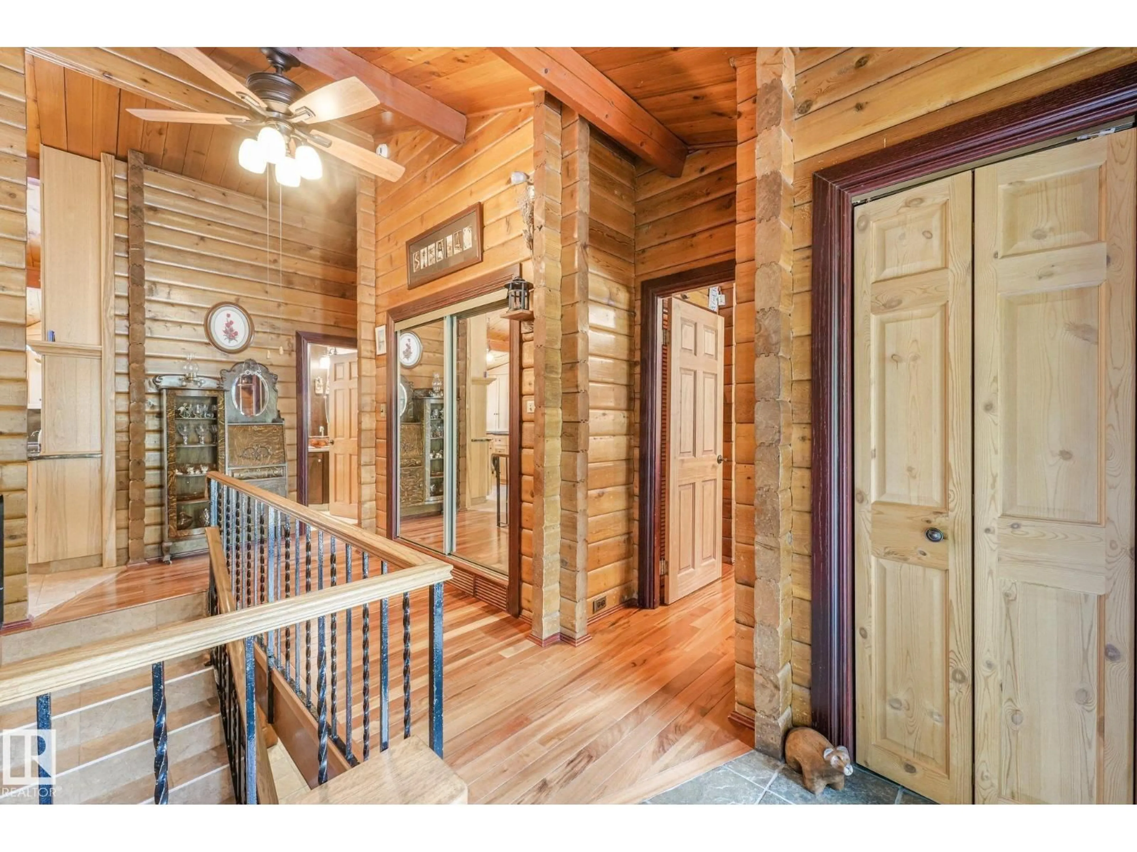 Indoor entryway for 22560 - 290 WYE RD, Rural Strathcona County Alberta T8A4T6