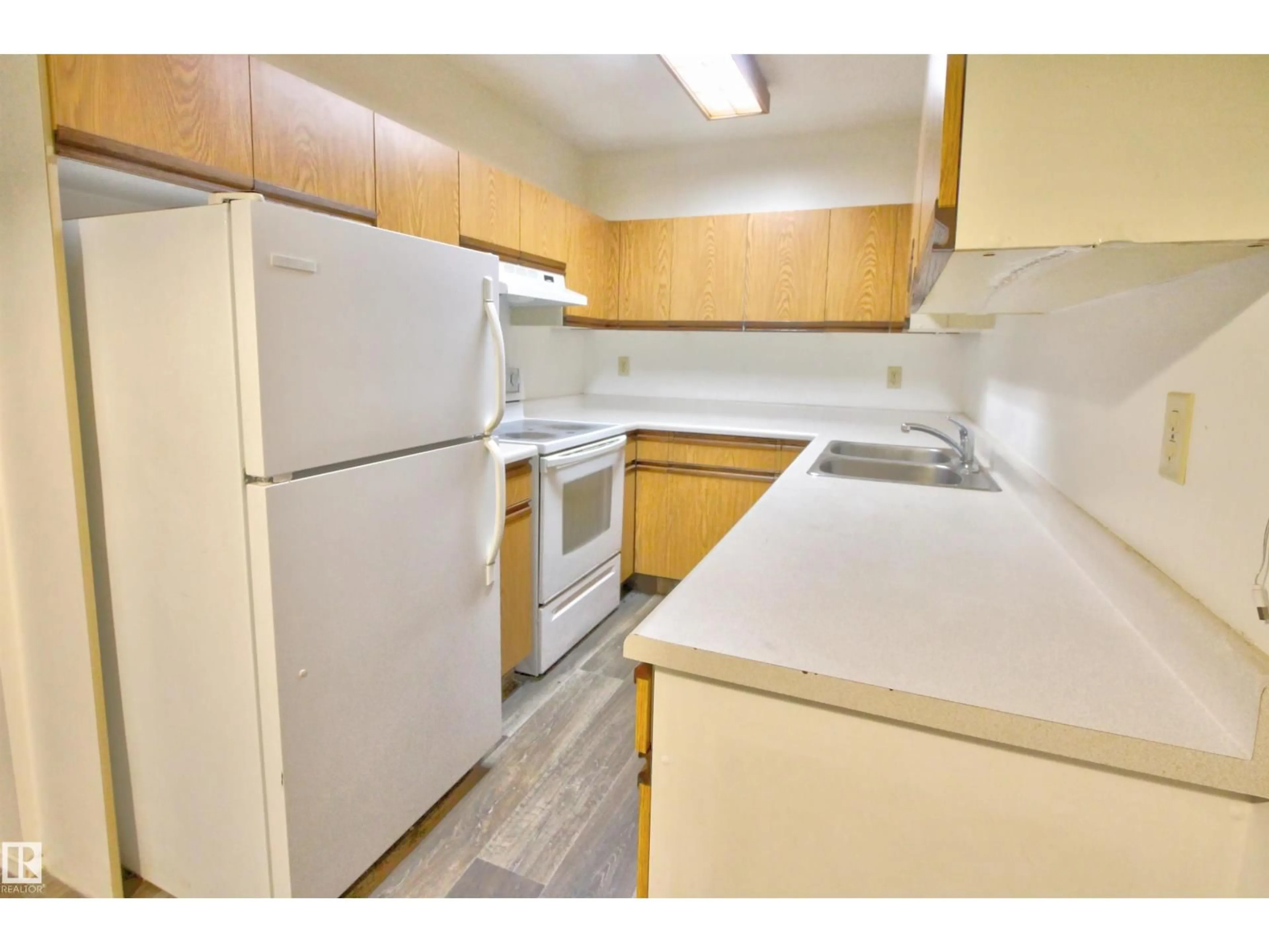 Standard kitchen, unknown for 302 AKINS DR, St. Albert Alberta T8N3M6