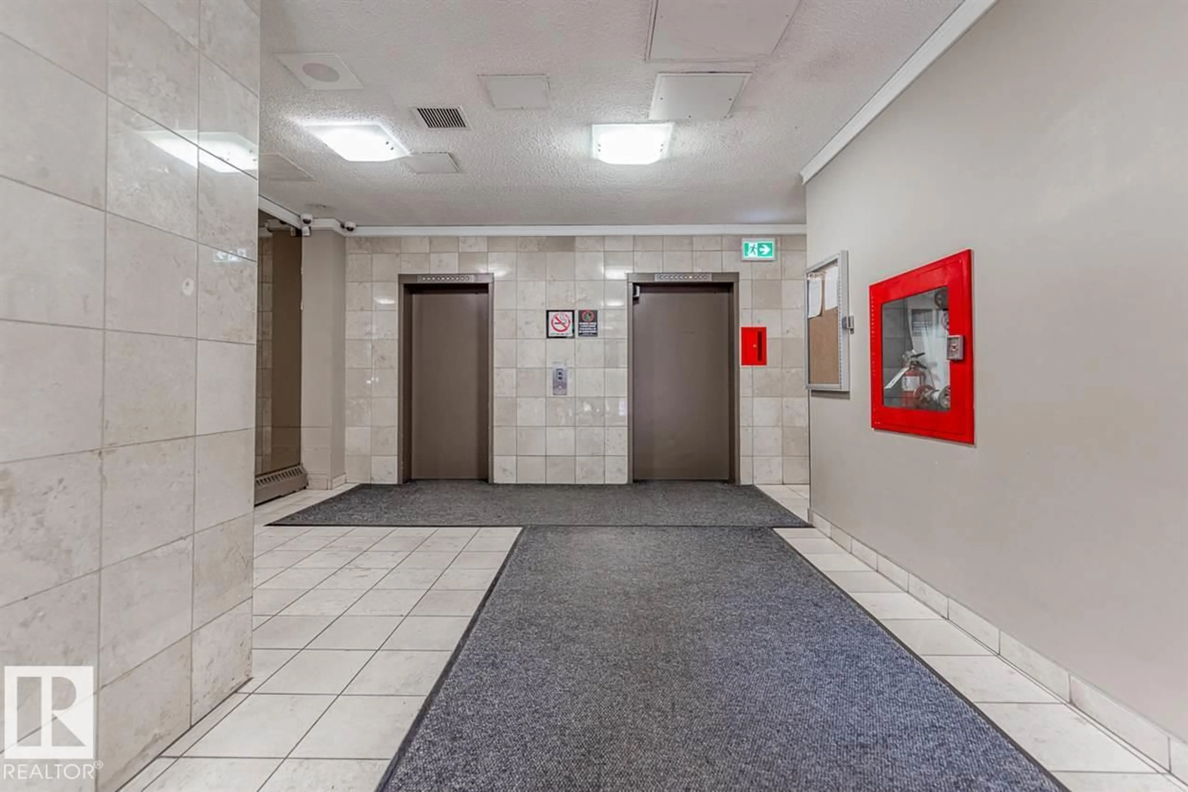 Indoor foyer for 511 12841 65 ST NW, Edmonton Alberta T5A4N4