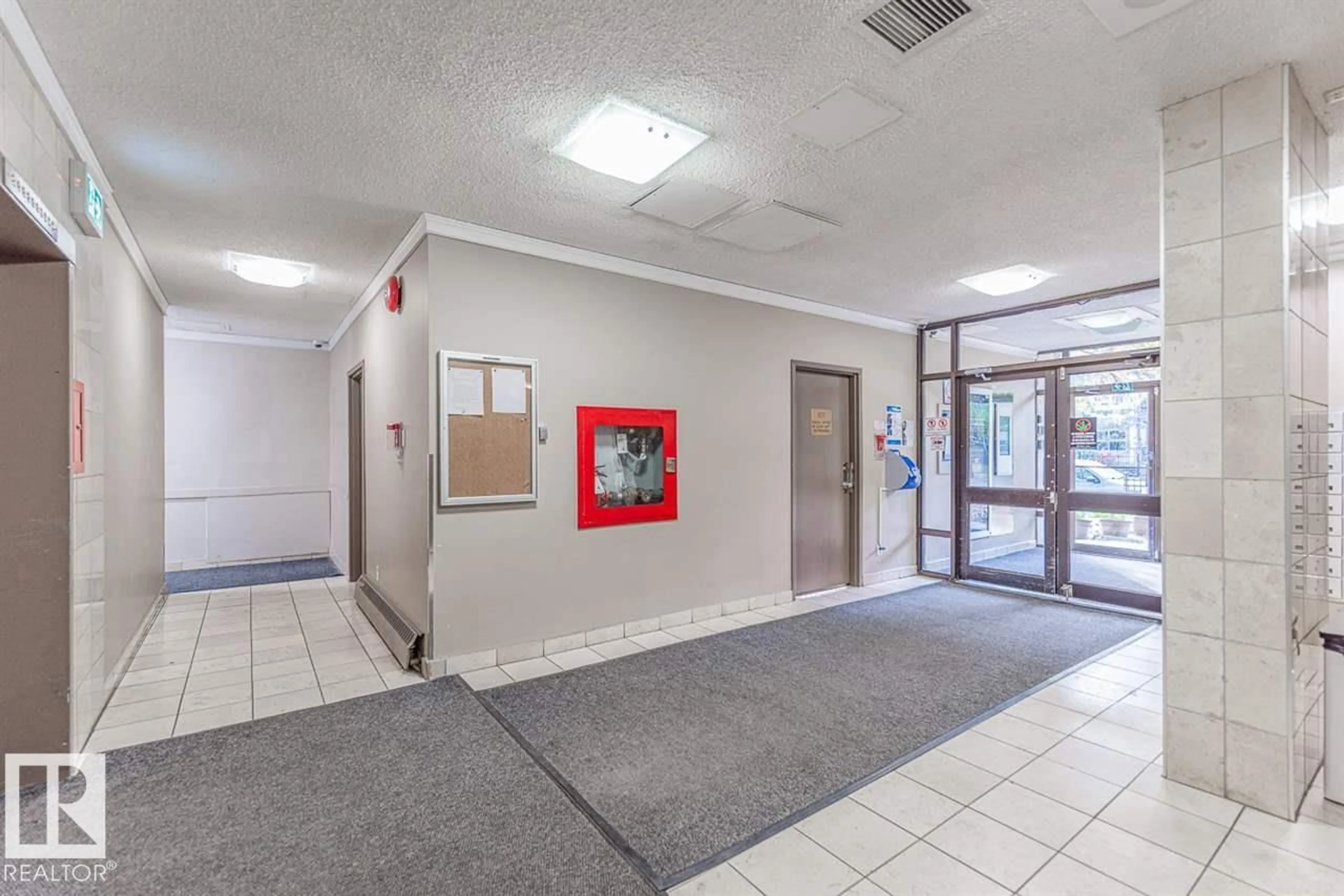 Indoor foyer for 511 12841 65 ST NW, Edmonton Alberta T5A4N4
