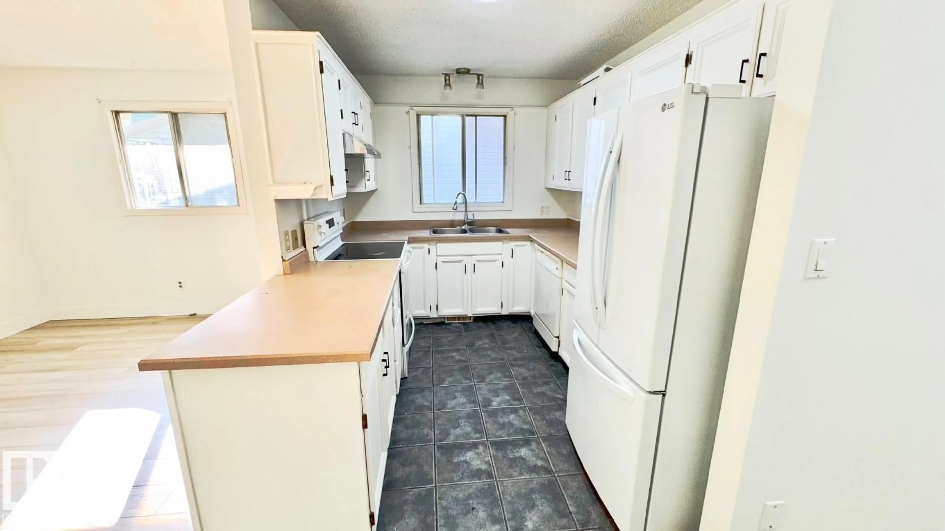 Standard kitchen, unknown for 5144 37 AV NW, Edmonton Alberta T6L1C8