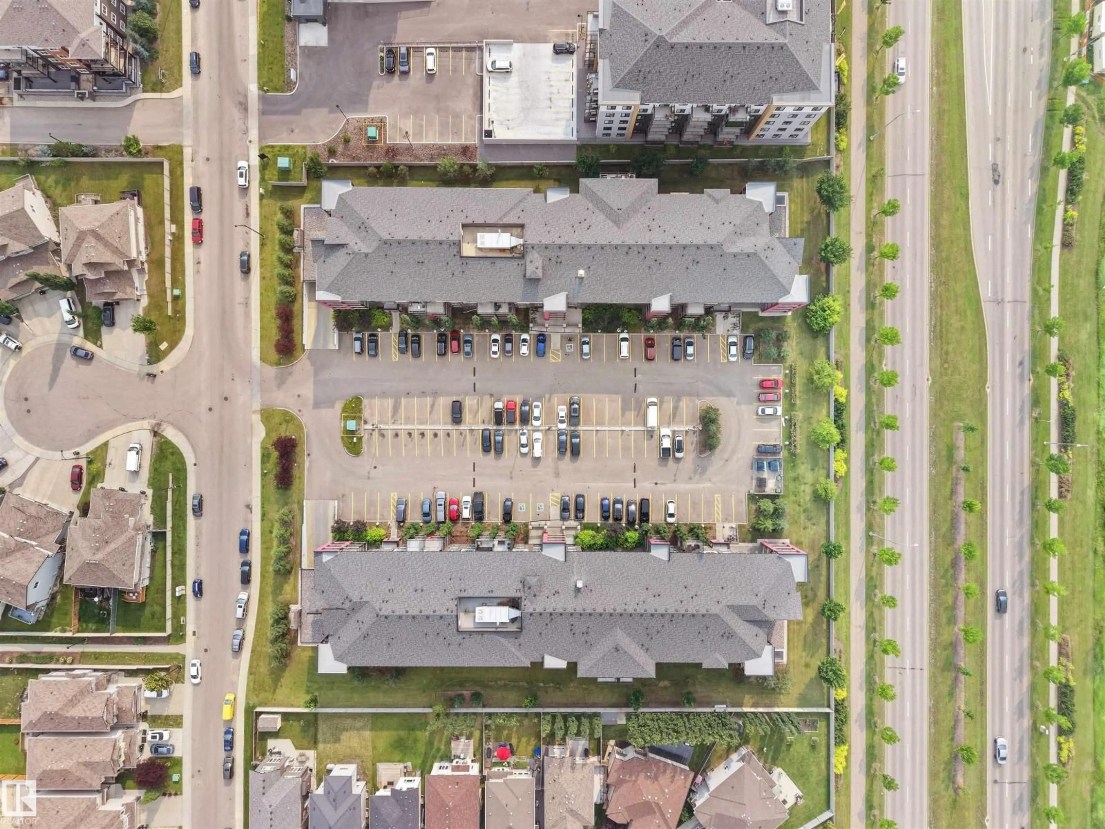 A pic from outside/outdoor area/front of a property/back of a property/a pic from drone, street for 422 5515 7 AV SW, Edmonton Alberta T6X2A8