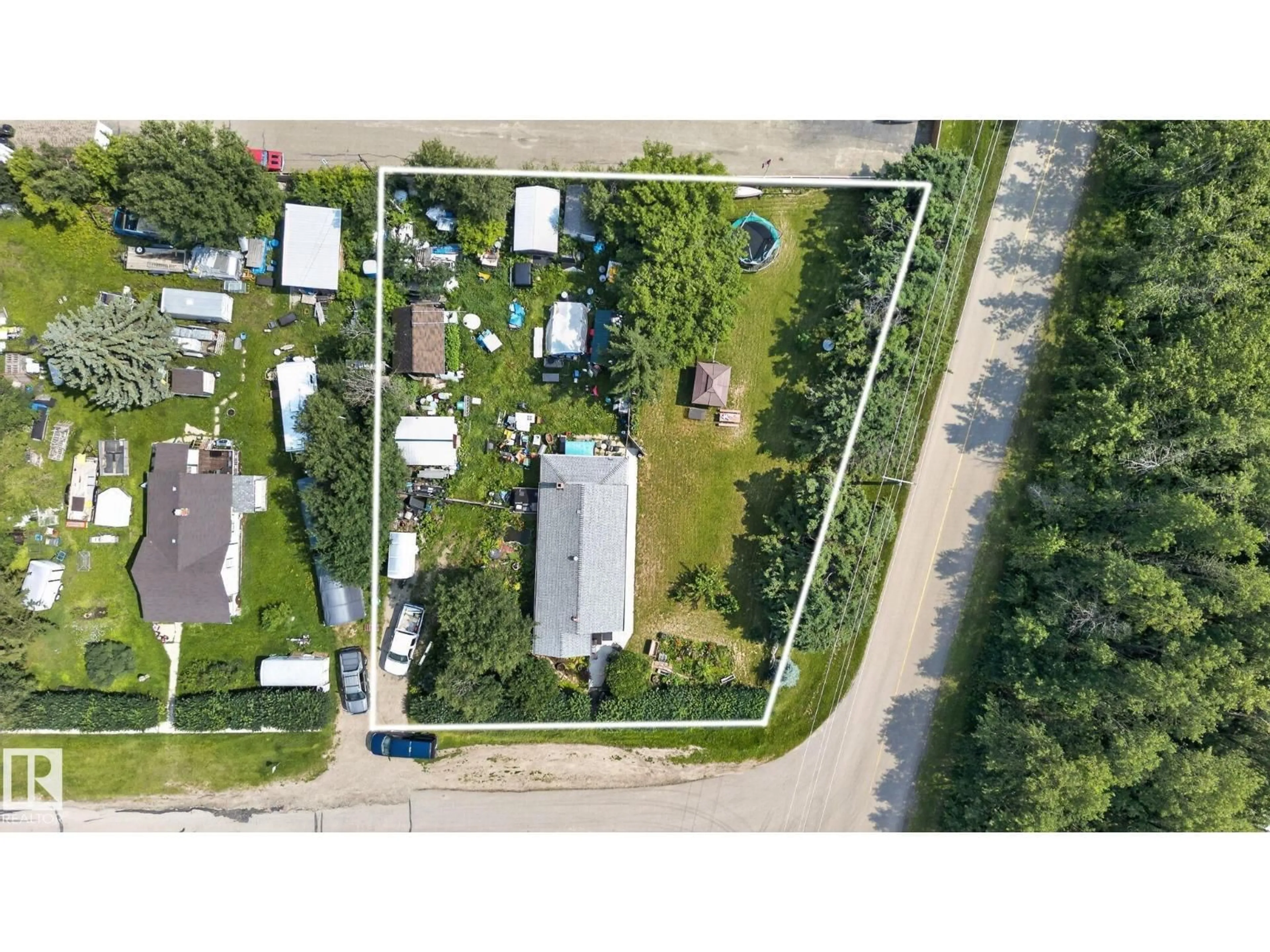 A pic from outside/outdoor area/front of a property/back of a property/a pic from drone, street for 4711 50 ST, Onoway Alberta T0E0H0