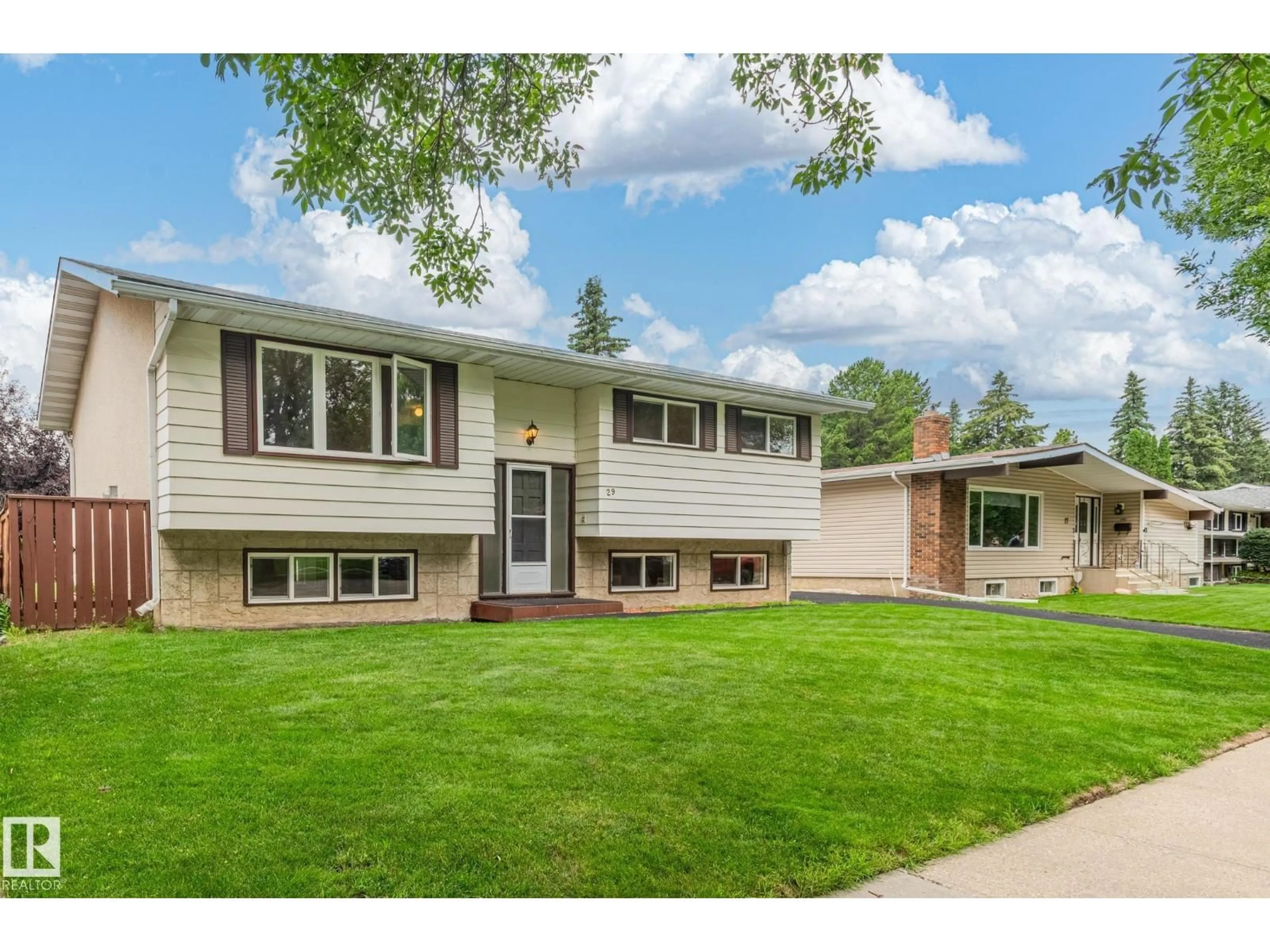 Home with vinyl exterior material, street for 29 FAWCETT CR, St. Albert Alberta T8N1W3