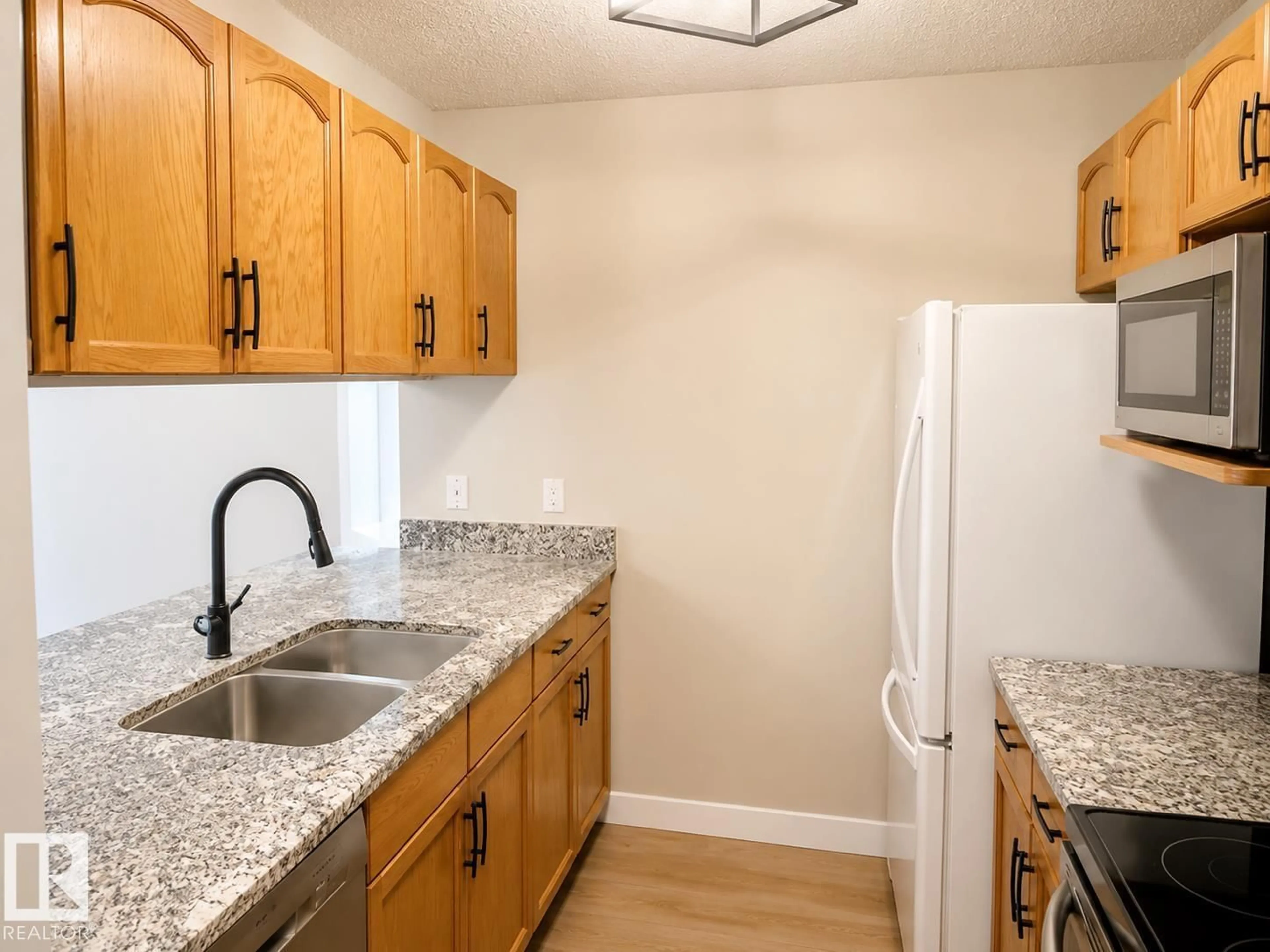 Standard kitchen, unknown for 17447 98A AV, Edmonton Alberta T5T6M4