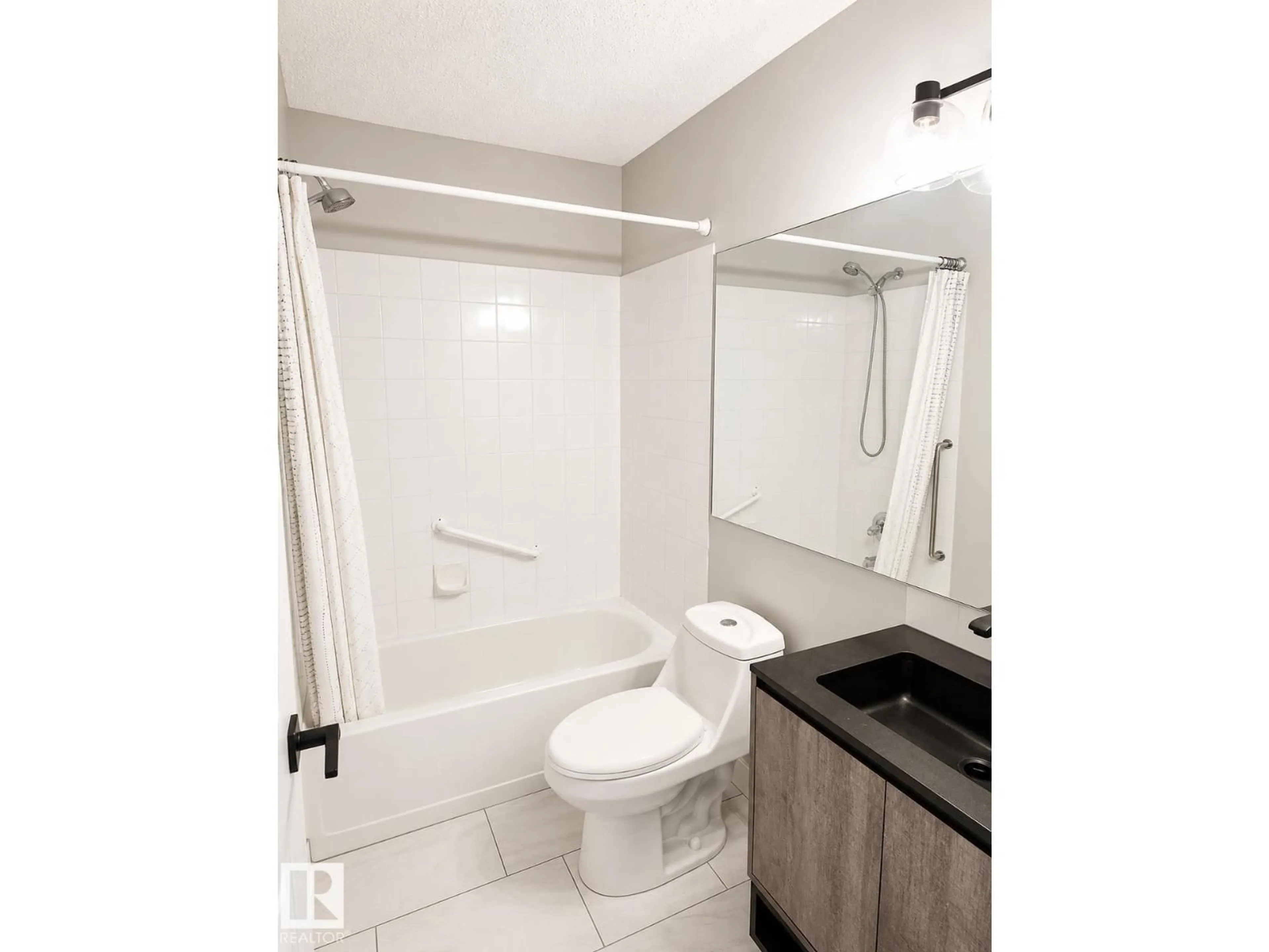 Standard bathroom, unknown for 17447 98A AV, Edmonton Alberta T5T6M4