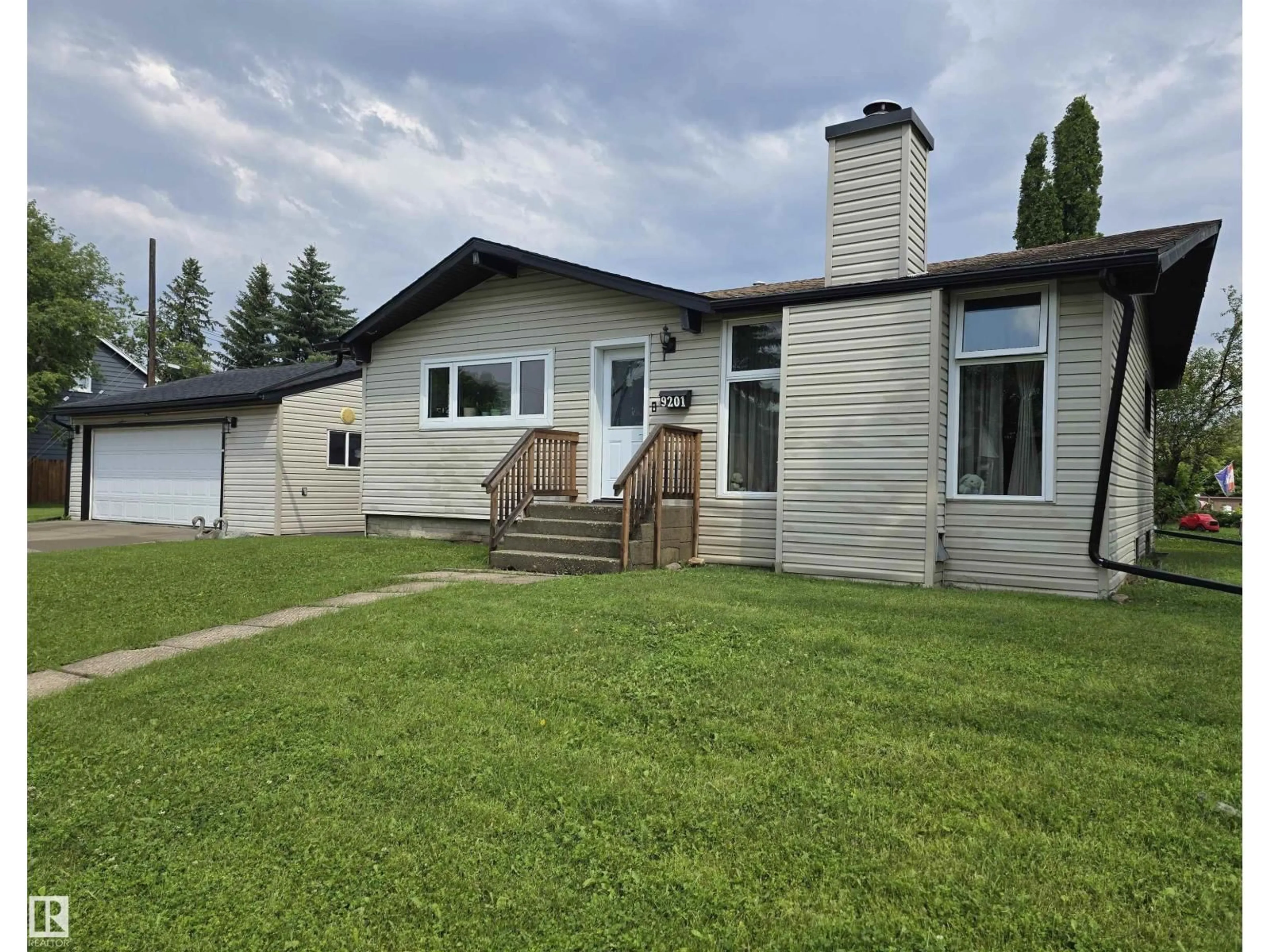 Home with vinyl exterior material, unknown for 9201 153 ST, Edmonton Alberta T5R1P7