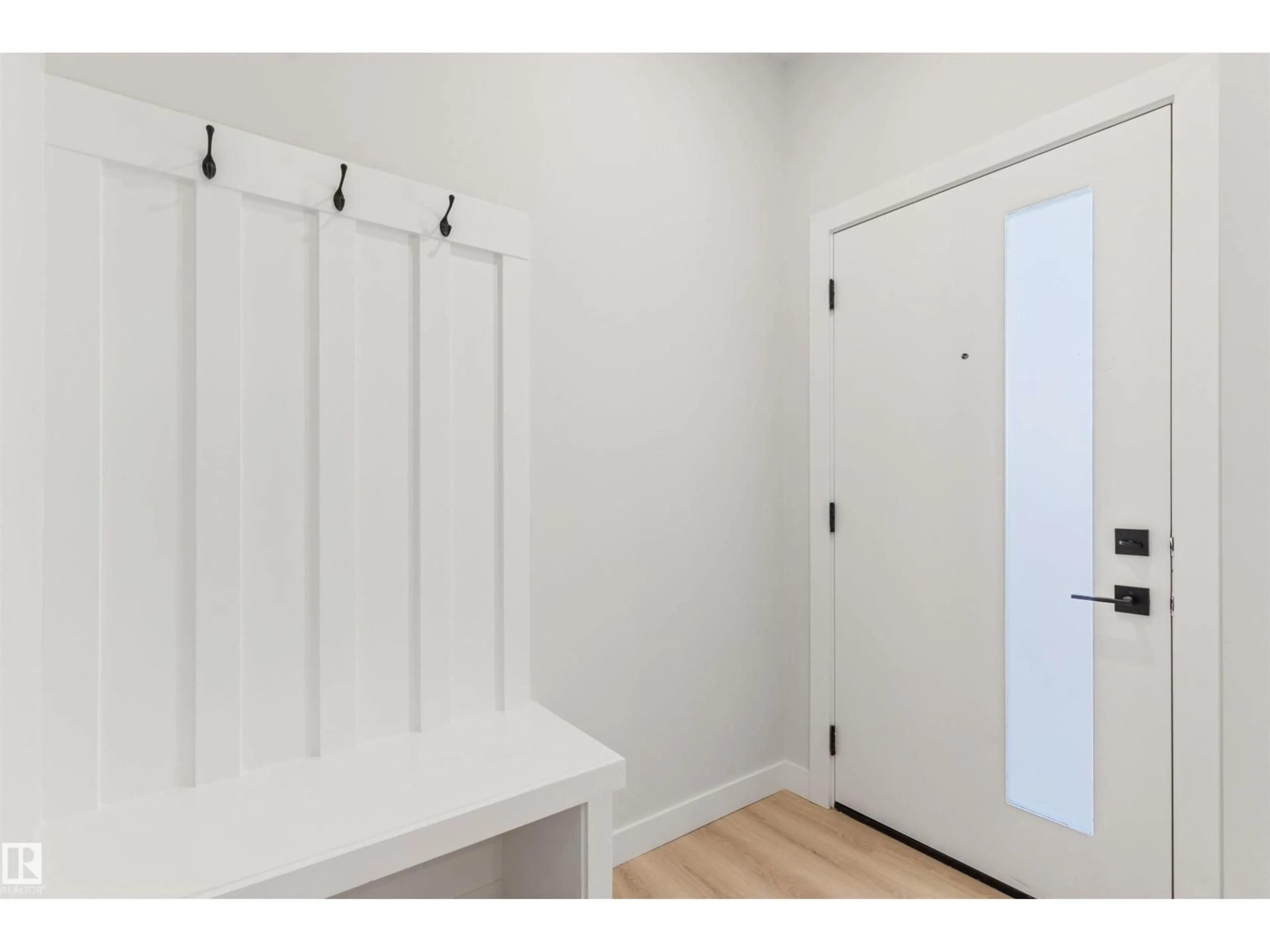 Indoor entryway for 11229 96 STREET, Edmonton Alberta T5T1G1