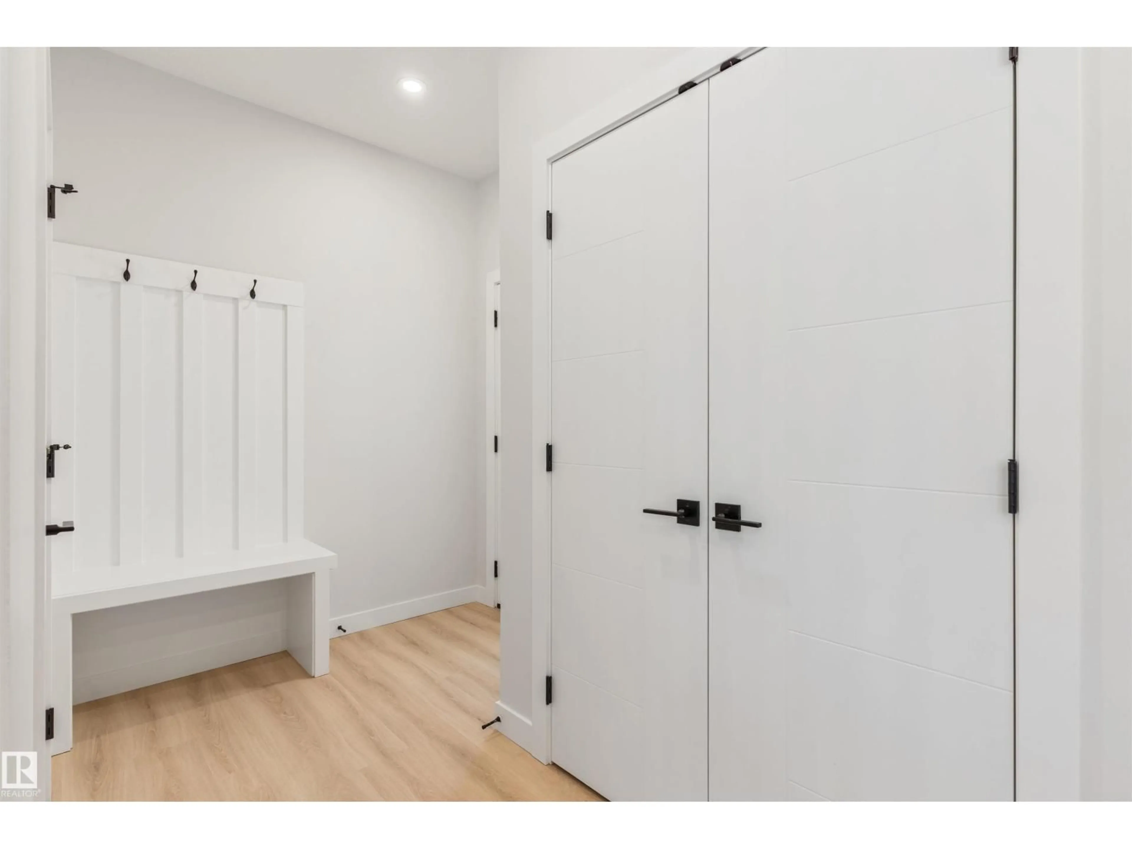 Indoor entryway for 11229 96 STREET, Edmonton Alberta T5T1G1