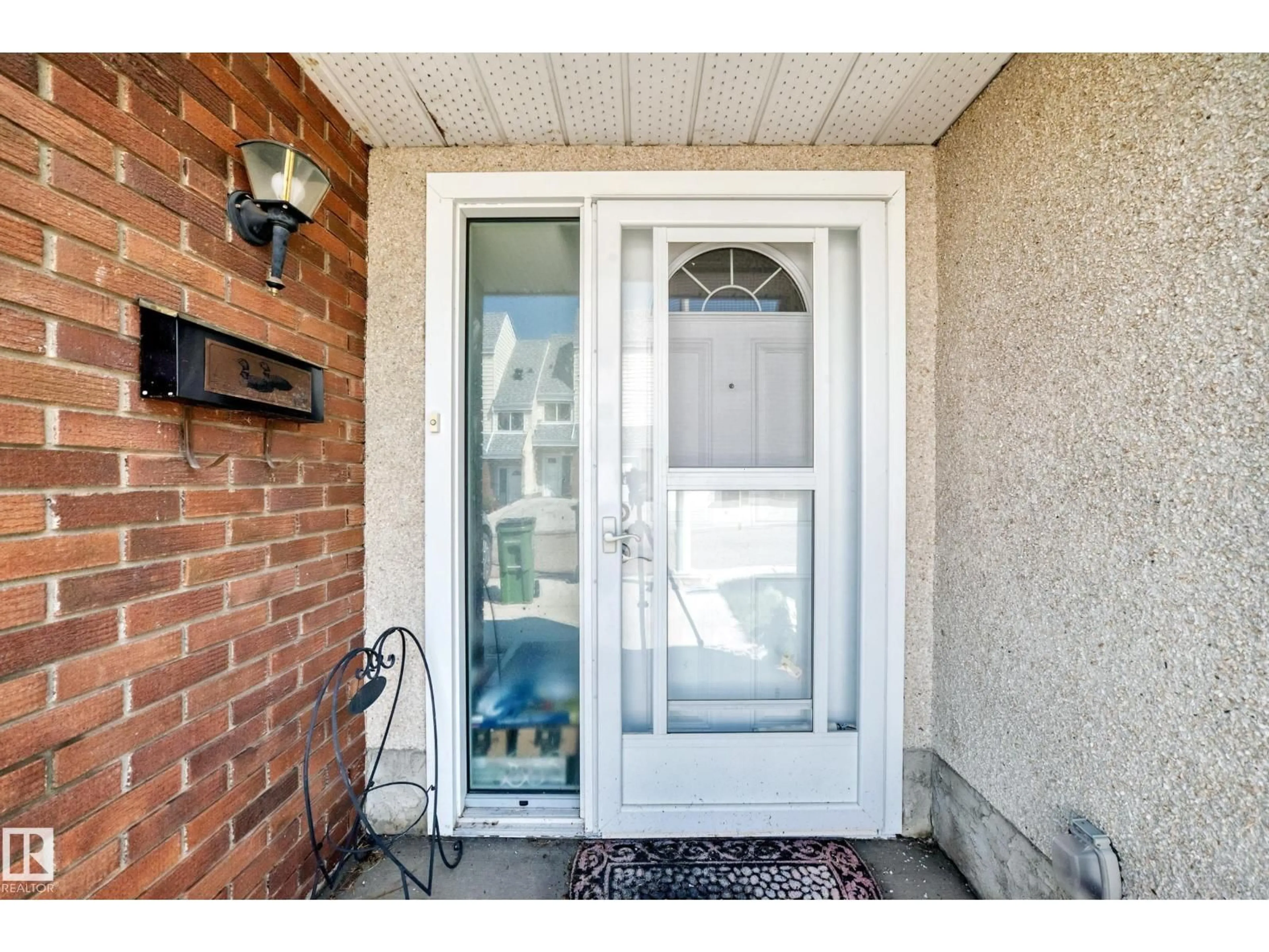 Indoor entryway for 14630 52 ST, Edmonton Alberta T5A3M7