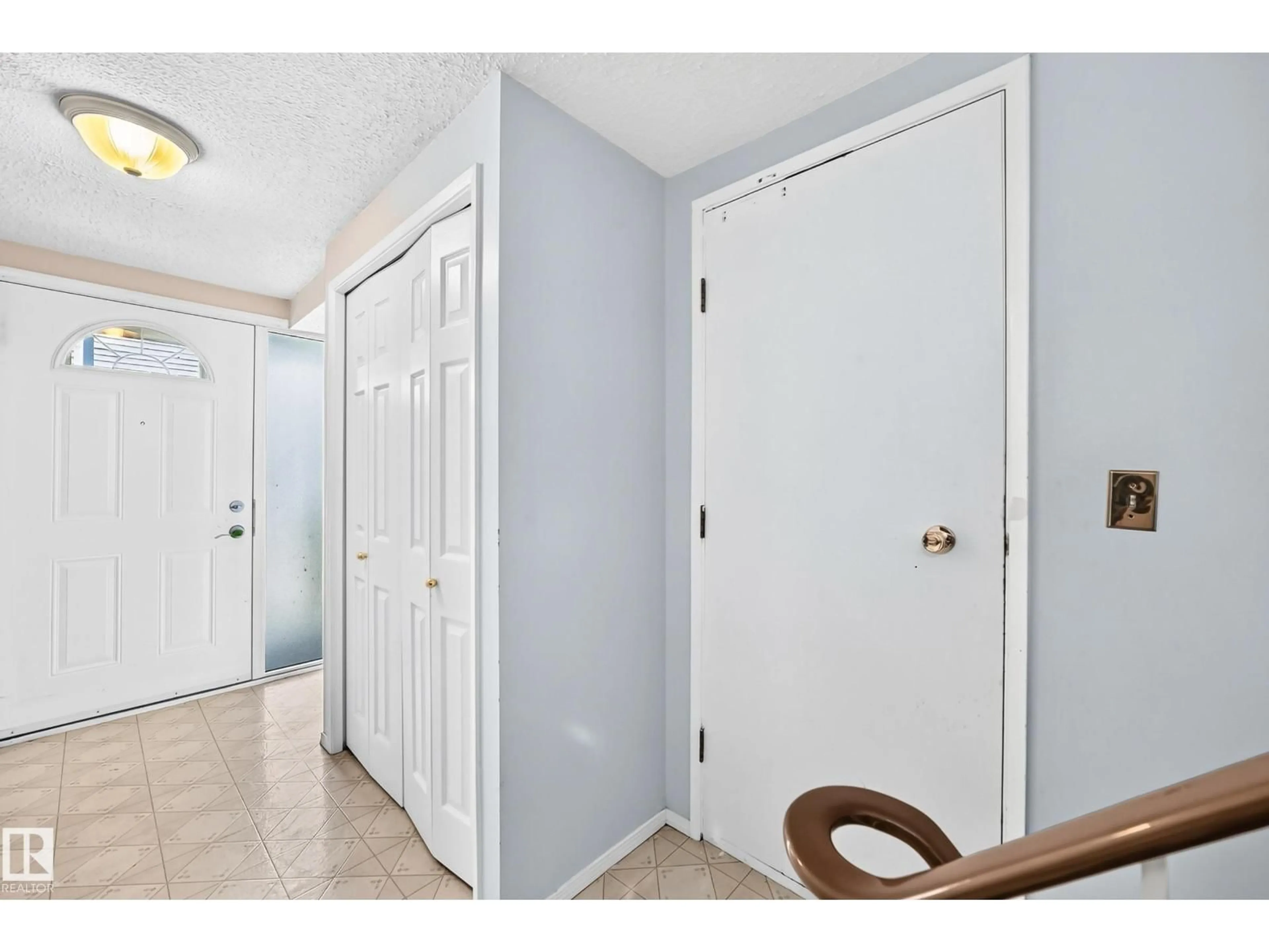 Indoor entryway for 14630 52 ST, Edmonton Alberta T5A3M7