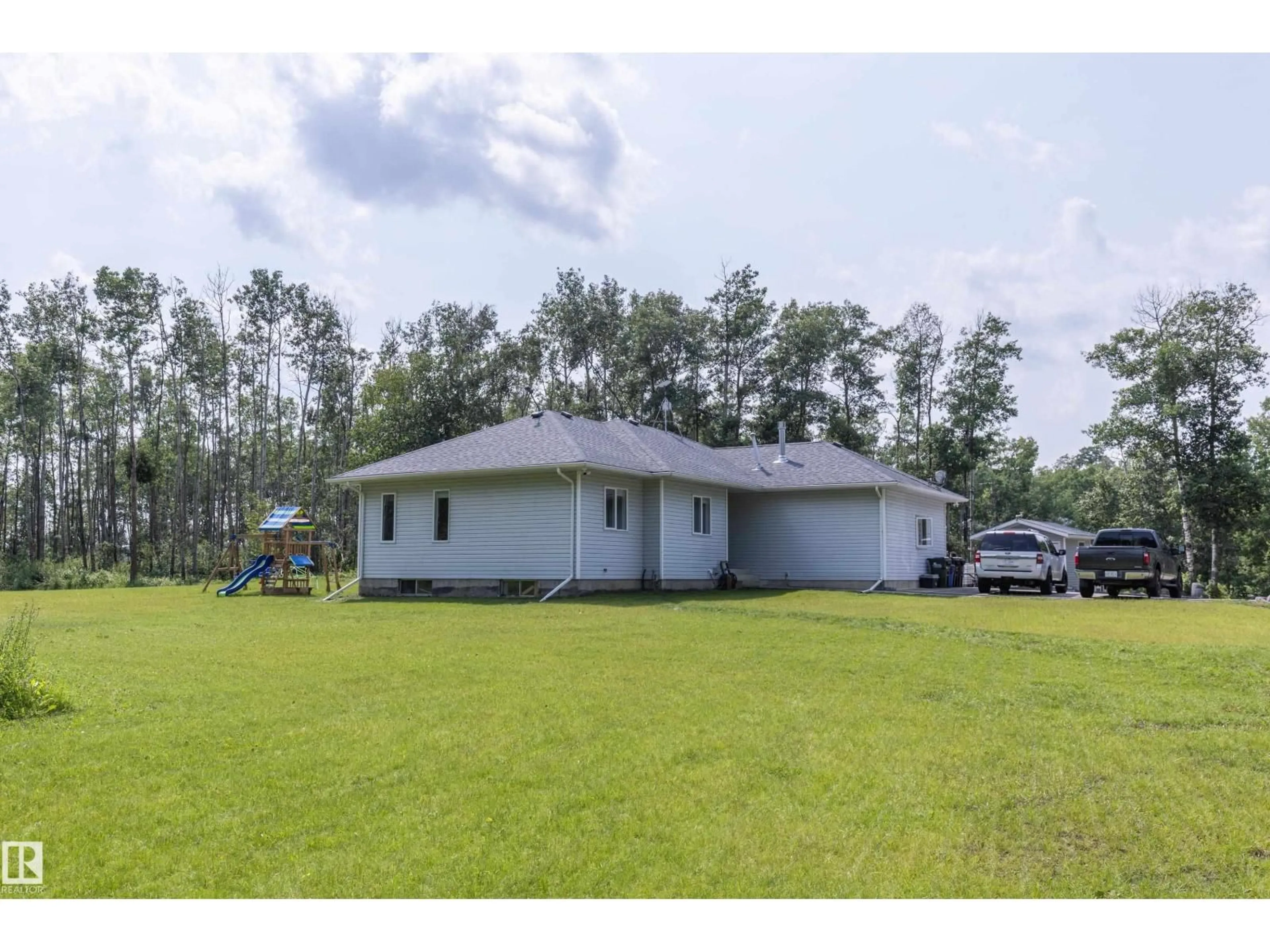 A pic from outside/outdoor area/front of a property/back of a property/a pic from drone, unknown for 53051 - 25 RGE ROAD 211, Rural Strathcona County Alberta T8G2C6