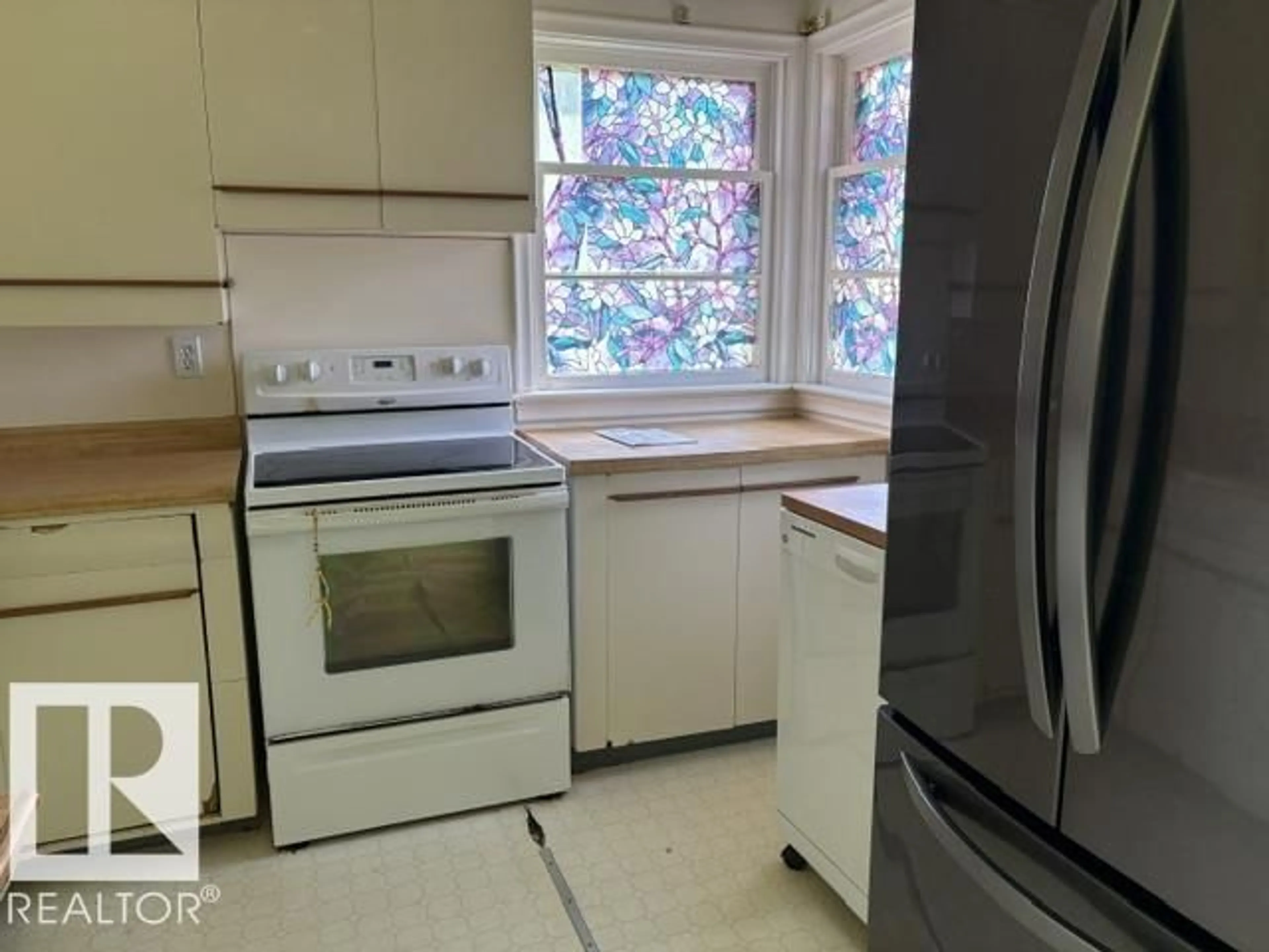 Standard kitchen, unknown for 5218 45 AV, Vegreville Alberta T9C1A2