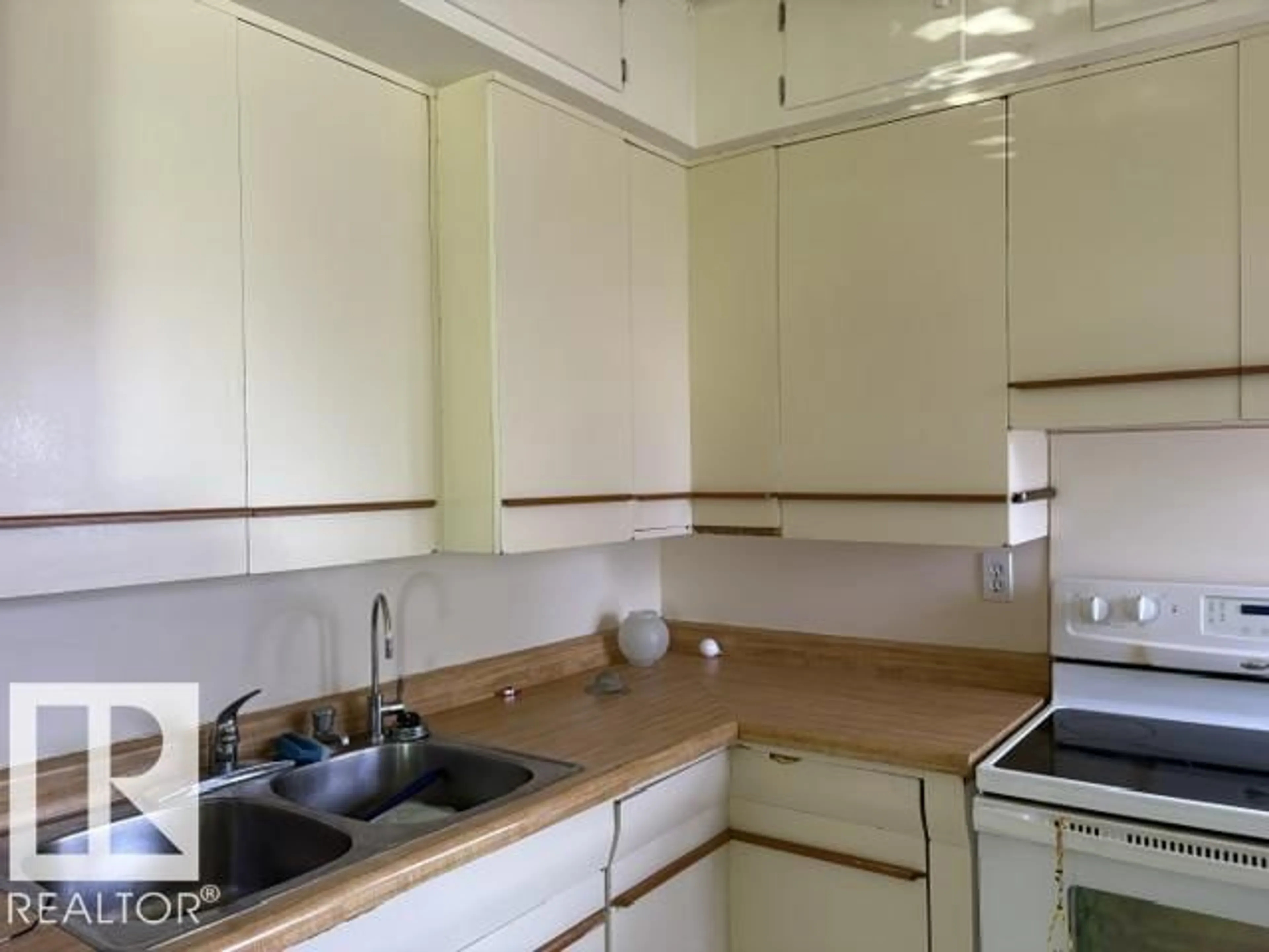 Standard kitchen, unknown for 5218 45 AV, Vegreville Alberta T9C1A2
