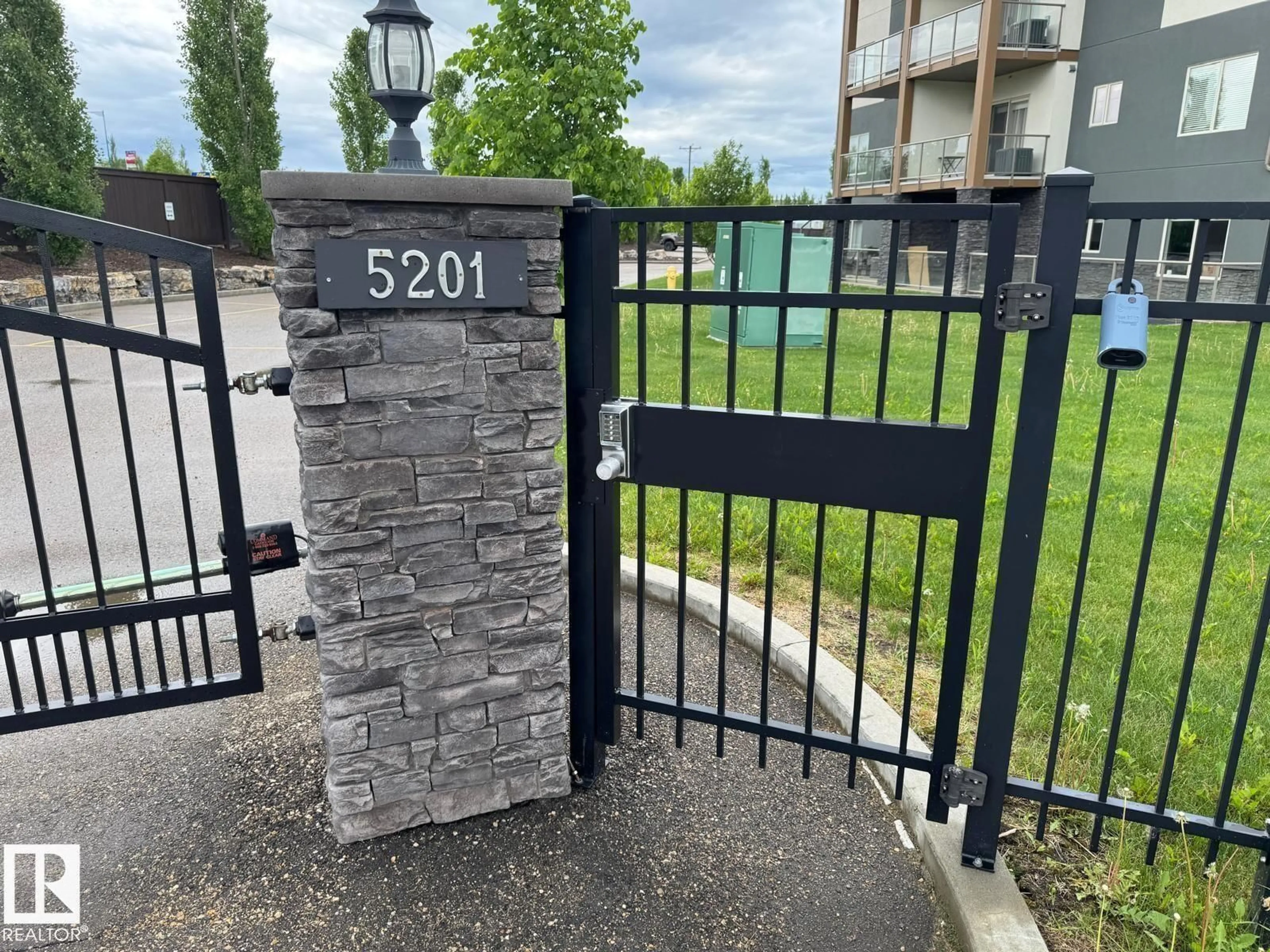 Indoor entryway for 201 - 5201 BROUGHAM DRIVE, Drayton Valley Alberta T7A0C8