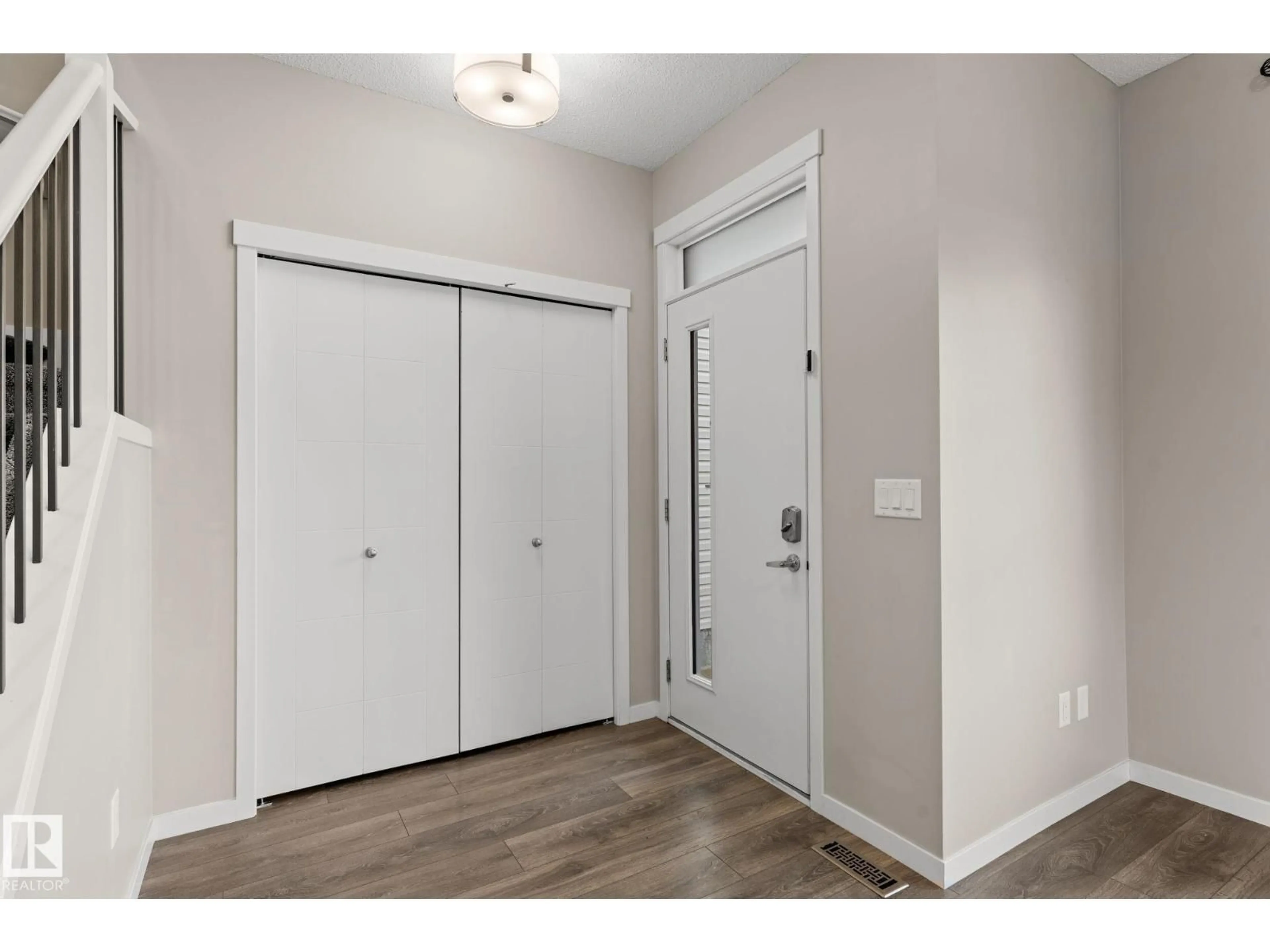 Indoor entryway for 17159 49 ST, Edmonton Alberta T5Z0J1