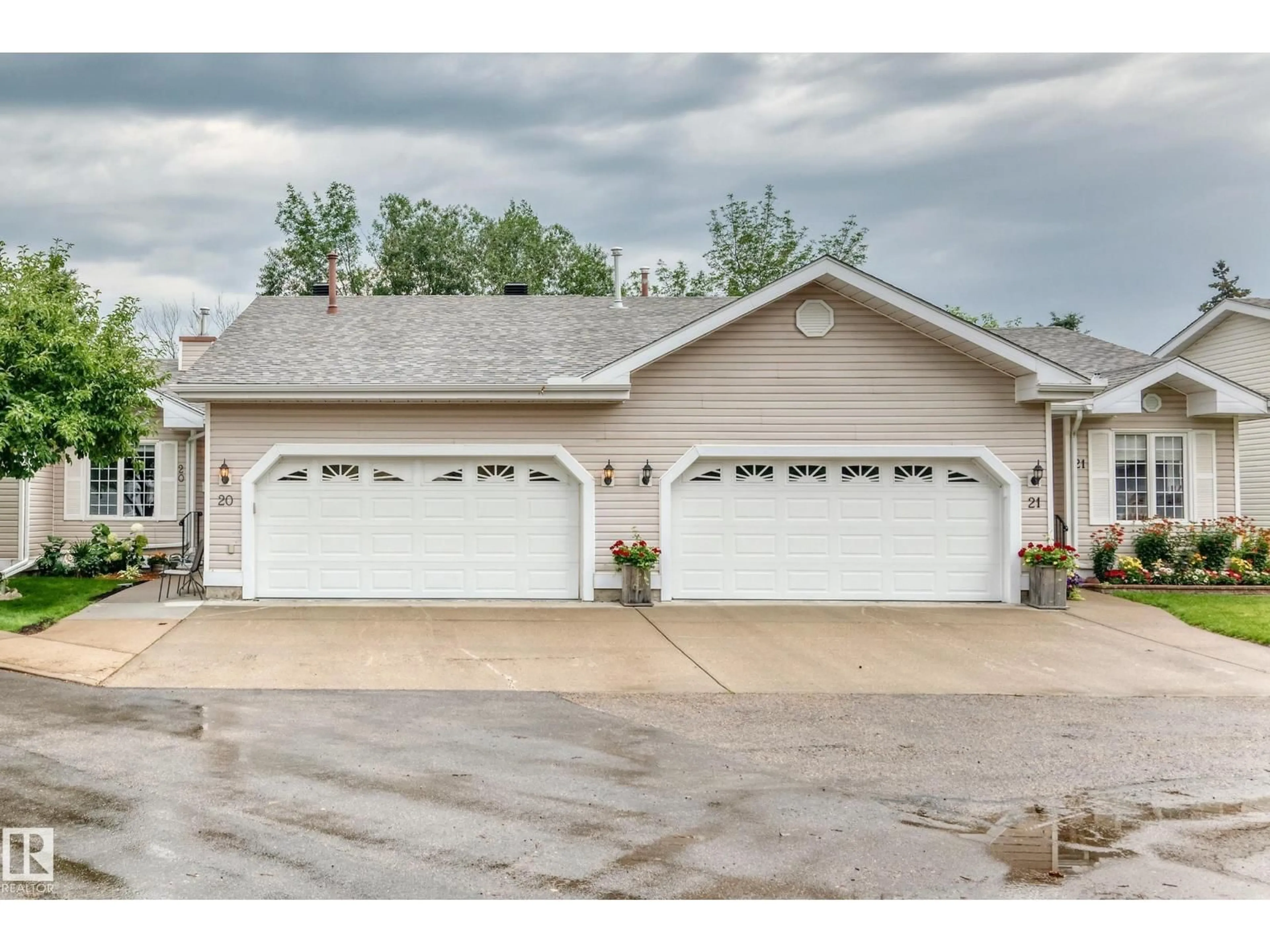Indoor garage for 20 9704 165 ST NW, Edmonton Alberta T5P4W4