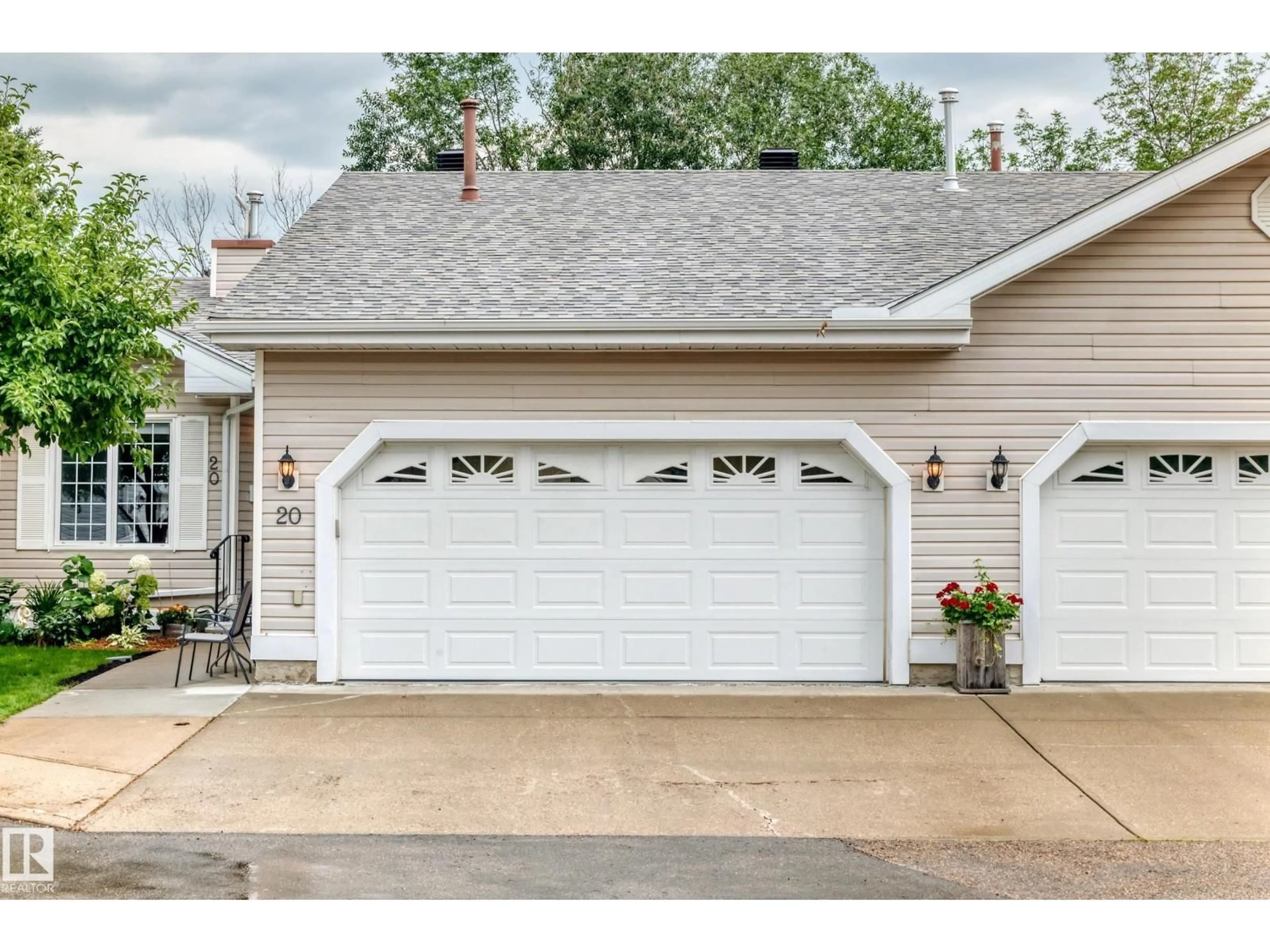 Indoor garage for 20 9704 165 ST NW, Edmonton Alberta T5P4W4