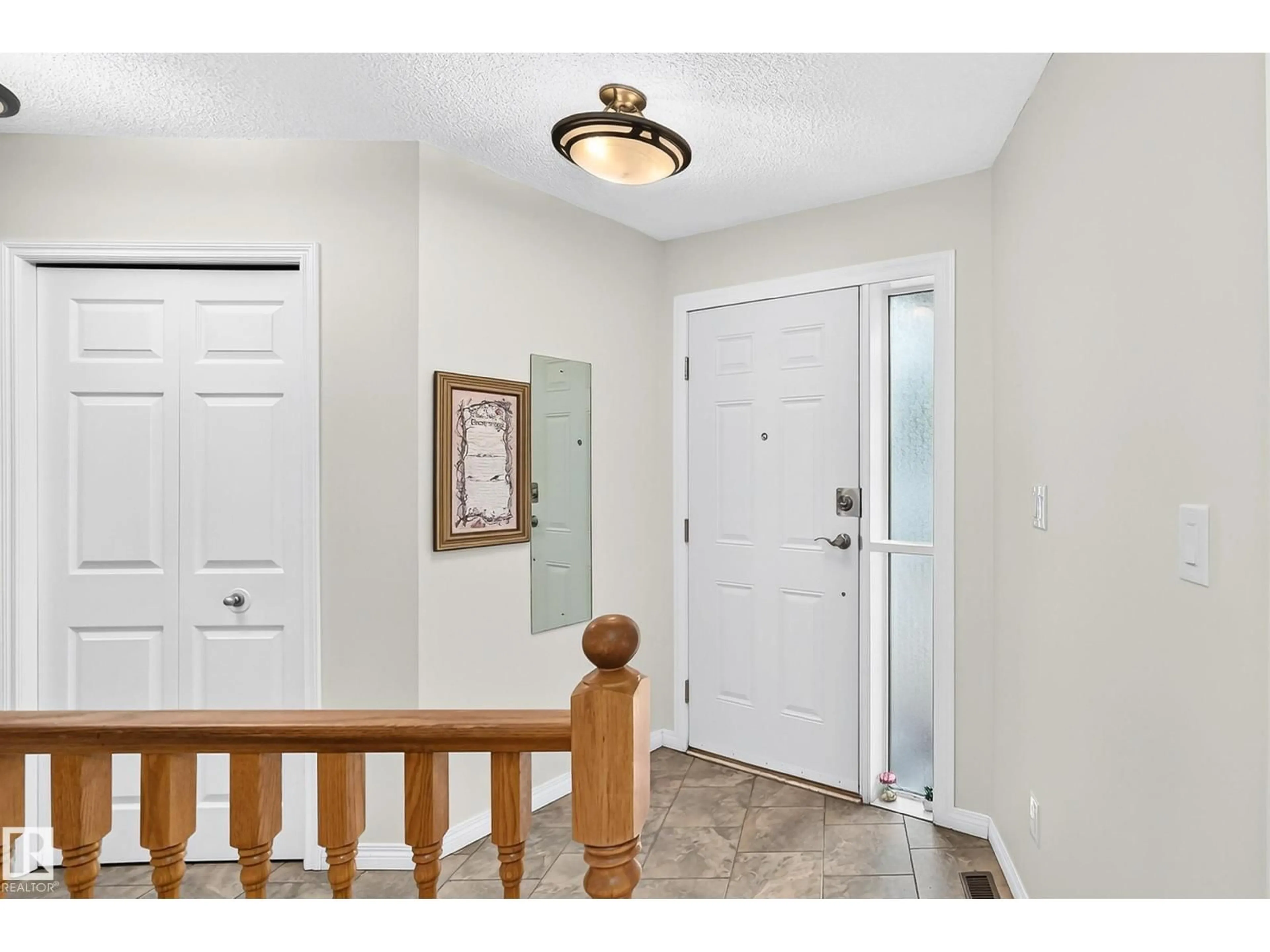 Indoor entryway for 20 9704 165 ST NW, Edmonton Alberta T5P4W4
