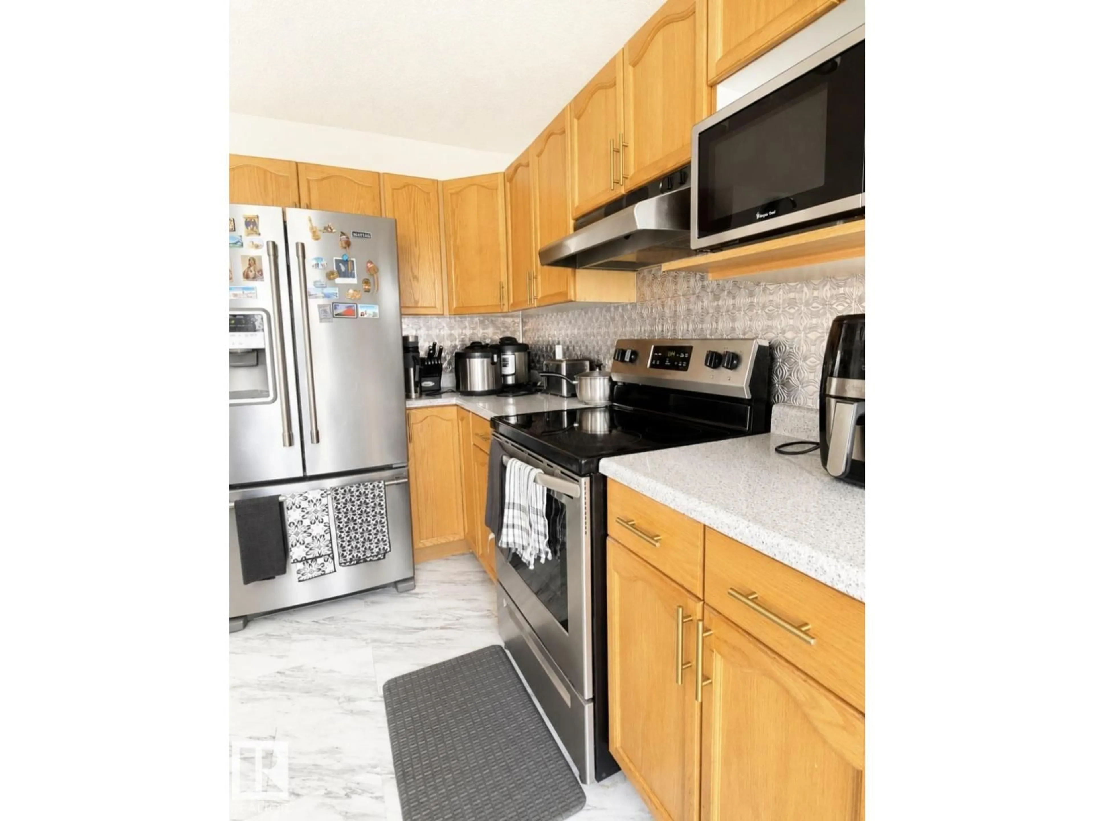 Standard kitchen, ceramic/tile floor for 3236 27 AV, Edmonton Alberta T6T1P8