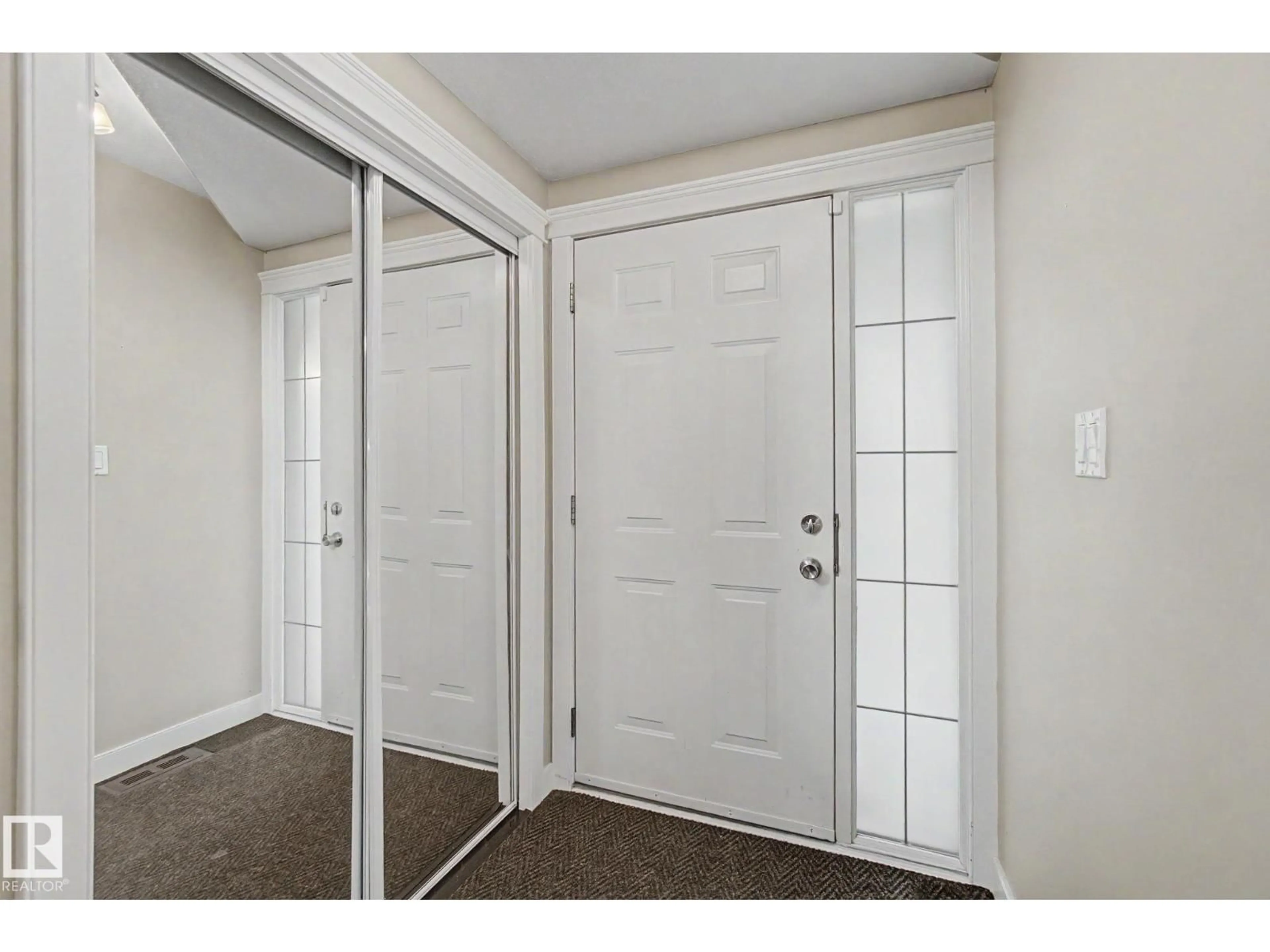 Indoor entryway for 1047 LEGER BV, Edmonton Alberta T6R3J9